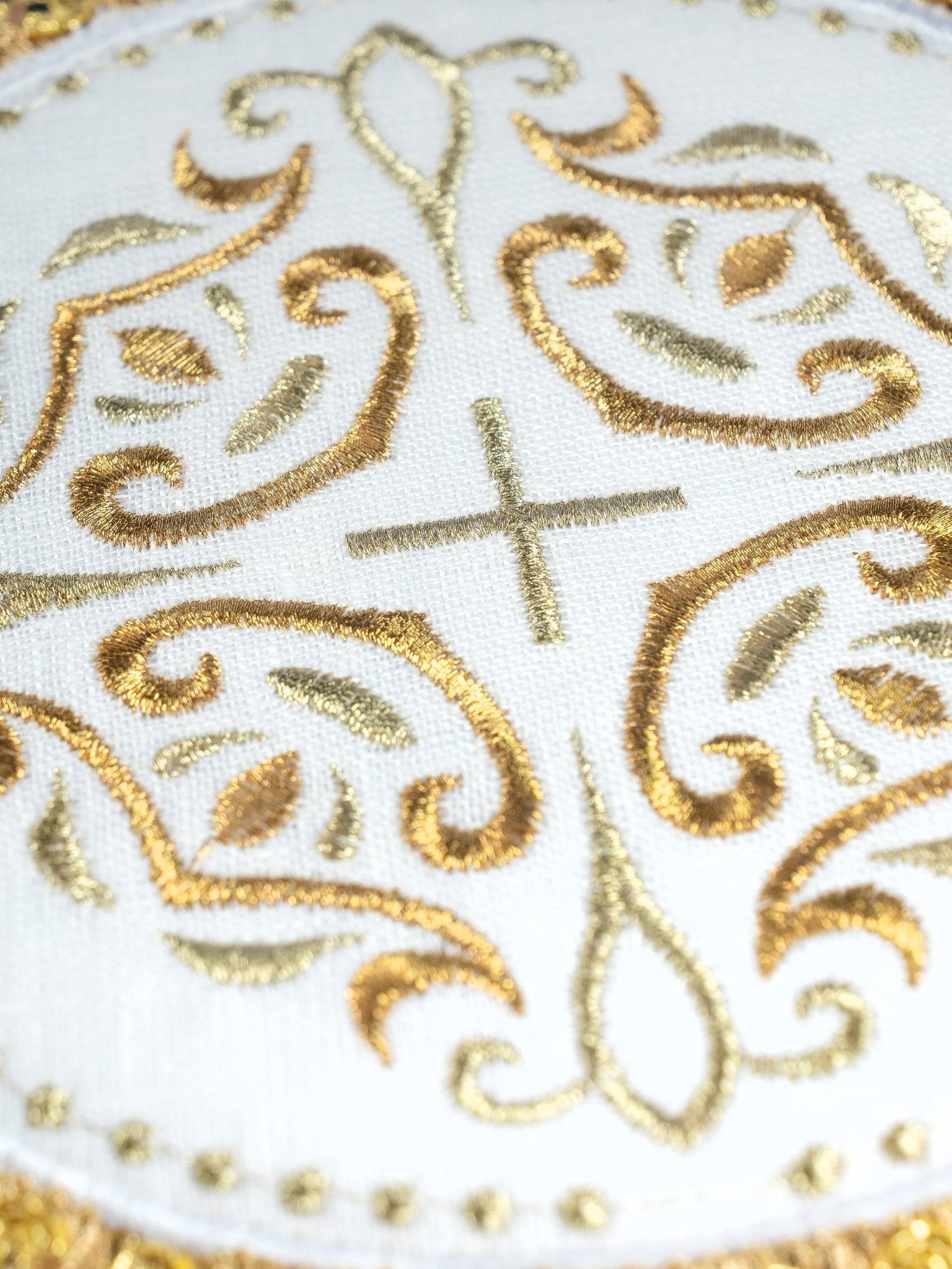Ensemble de bonnets en lin avec motif croisé sur le bout rond entouré d'une riche broderie S - 5025 - CHASUBLES.FR