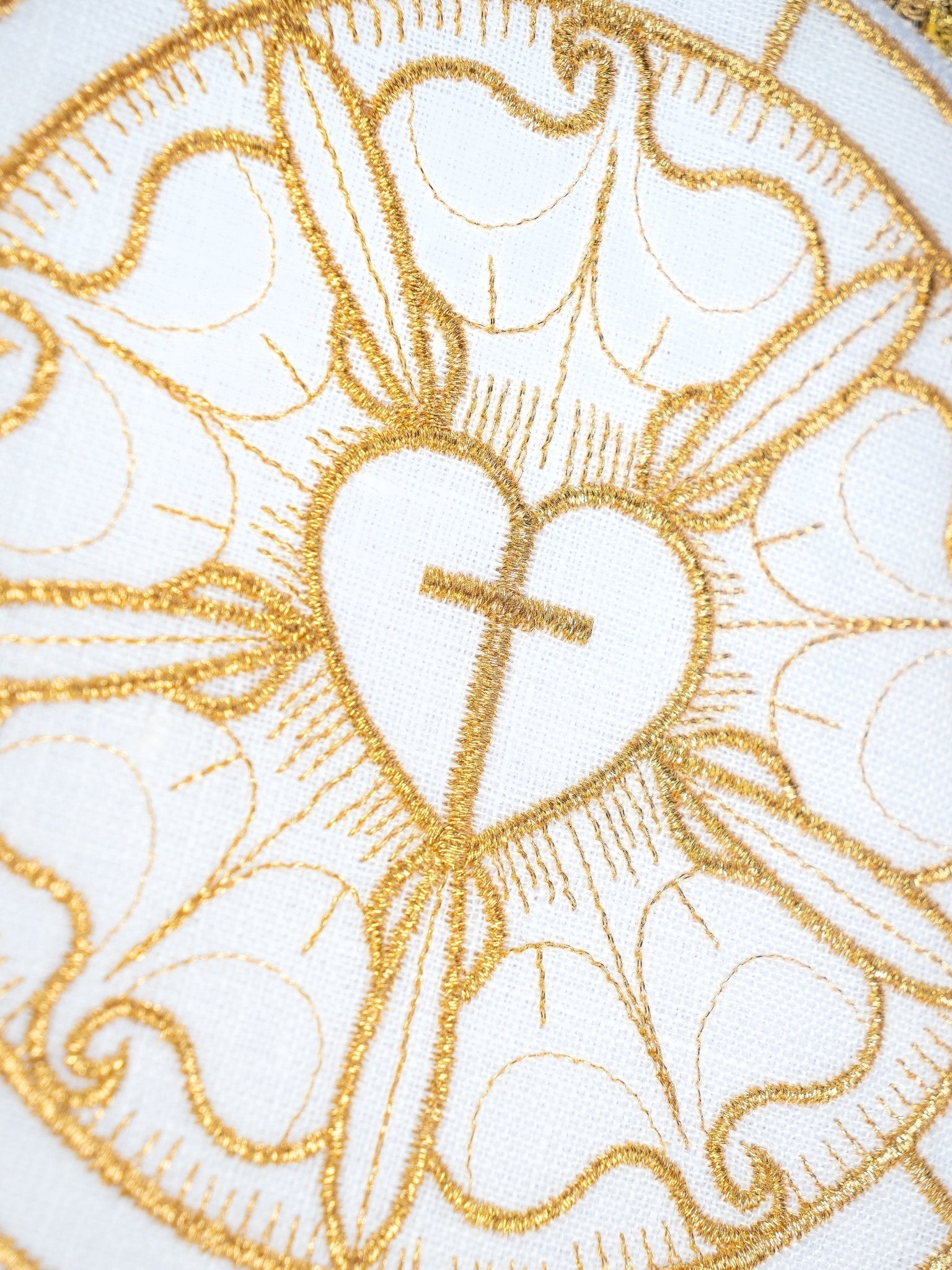 Ensemble de bonnets en lin avec motif de cœur et de croix sur le bout ron S - 5026 - CHASUBLES.FR