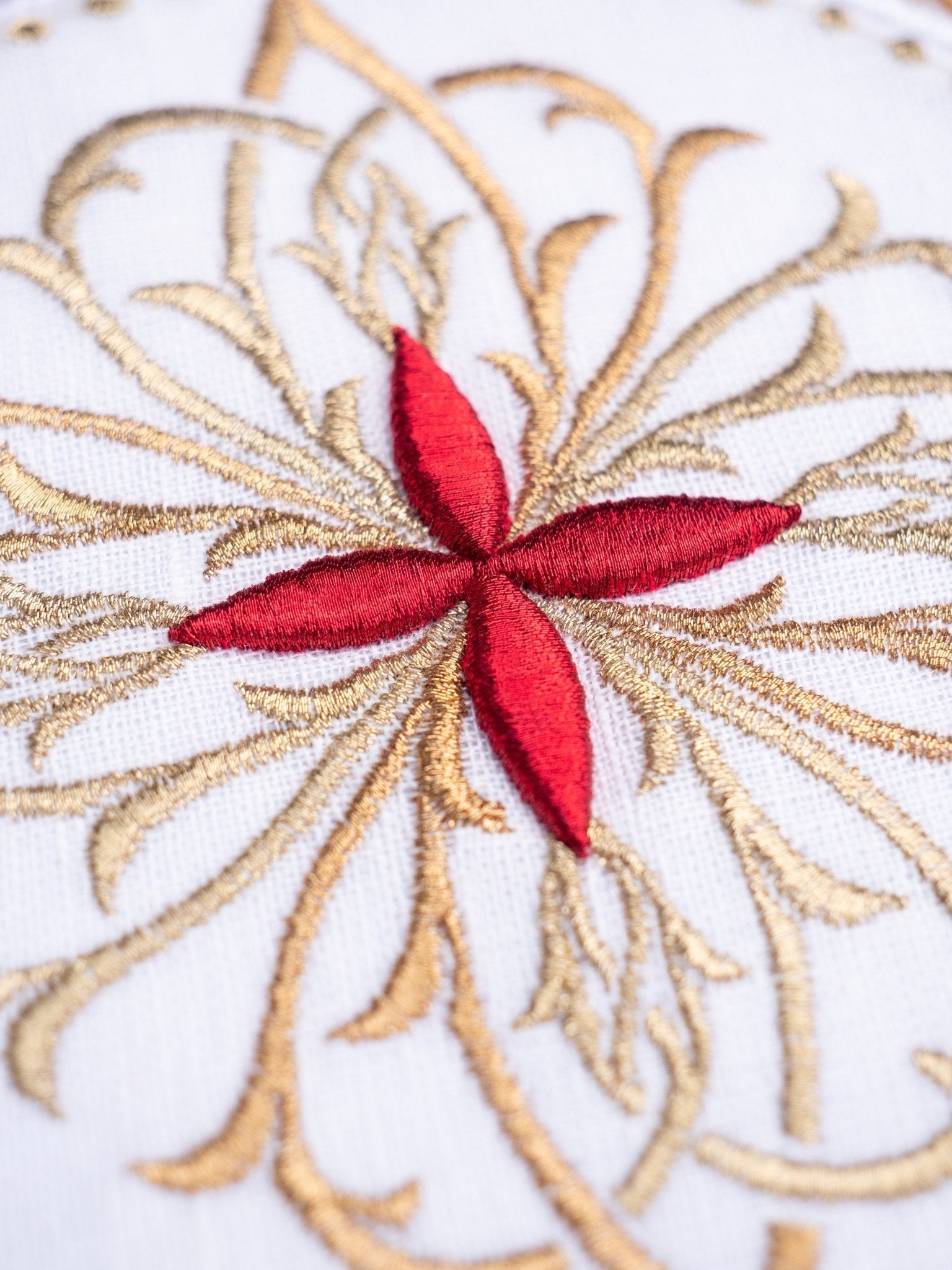 Ensemble de bonnets en lin avec motif floral rouge en forme de croix sur le bout rond S - 5029 - C2 - CHASUBLES.FR