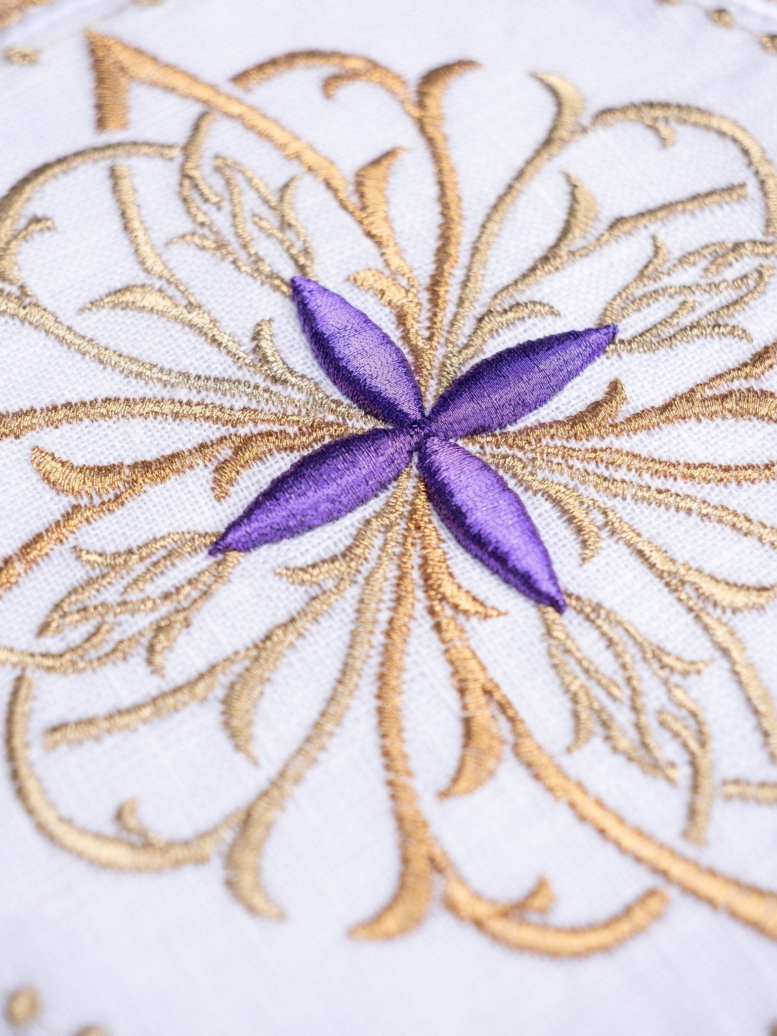 Ensemble de bonnets en lin avec motif floral violet en forme de croix sur le bout rond S - 5029 - C3 - CHASUBLES.FR