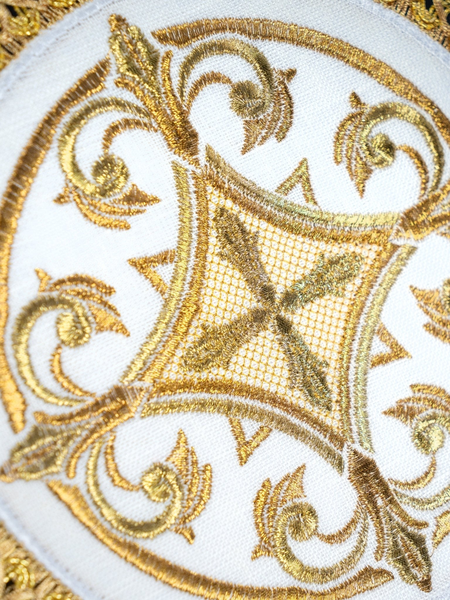 Ensemble de bonnets en lin richement décoré avec broderie croisée sur le bout rond S - 5022 - CHASUBLES.FR