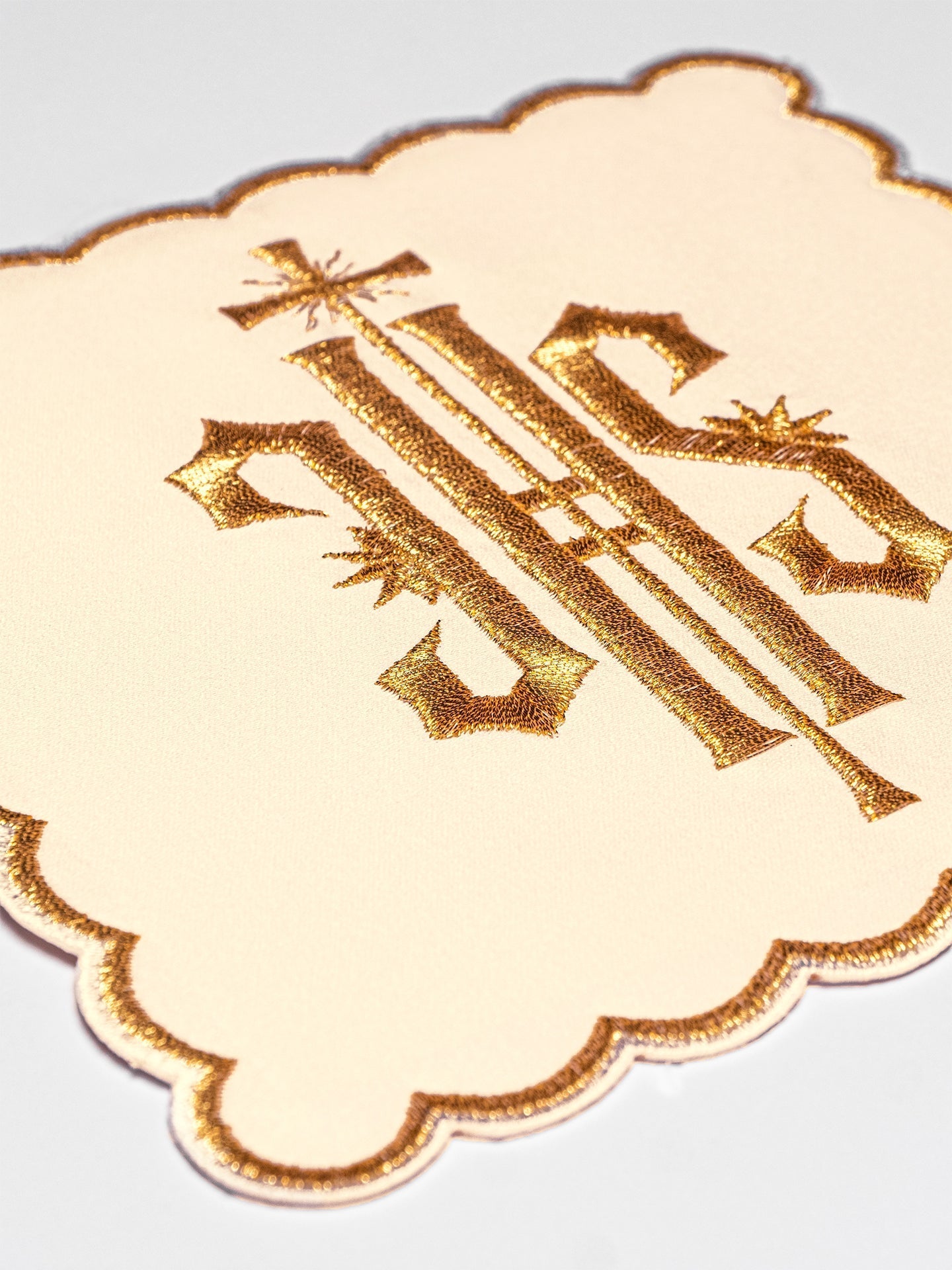 Ensemble de Linge d'autel brodé avec le motif IHS en écru KK/029/05 - CHASUBLES.FR