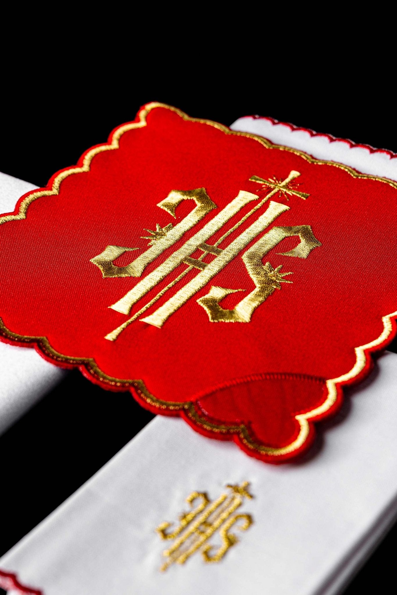 Ensemble de Linge d'autel brodé avec le motif IHS en rouge KK/029/02 - CHASUBLES.FR