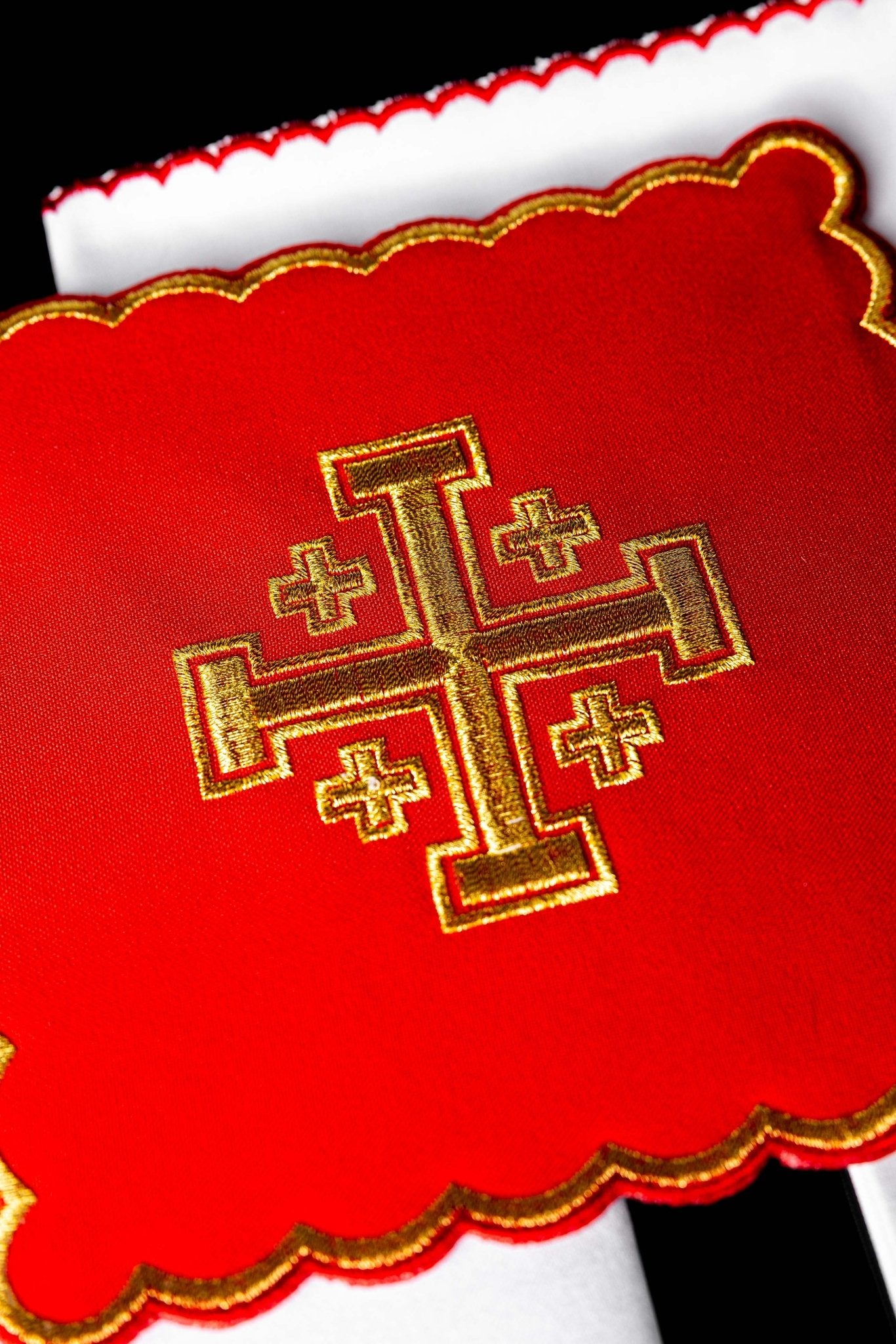 Ensemble de Linge d'autel brodé avec une croix de Jérusalem rouge KK/030/02 - CHASUBLES.FR