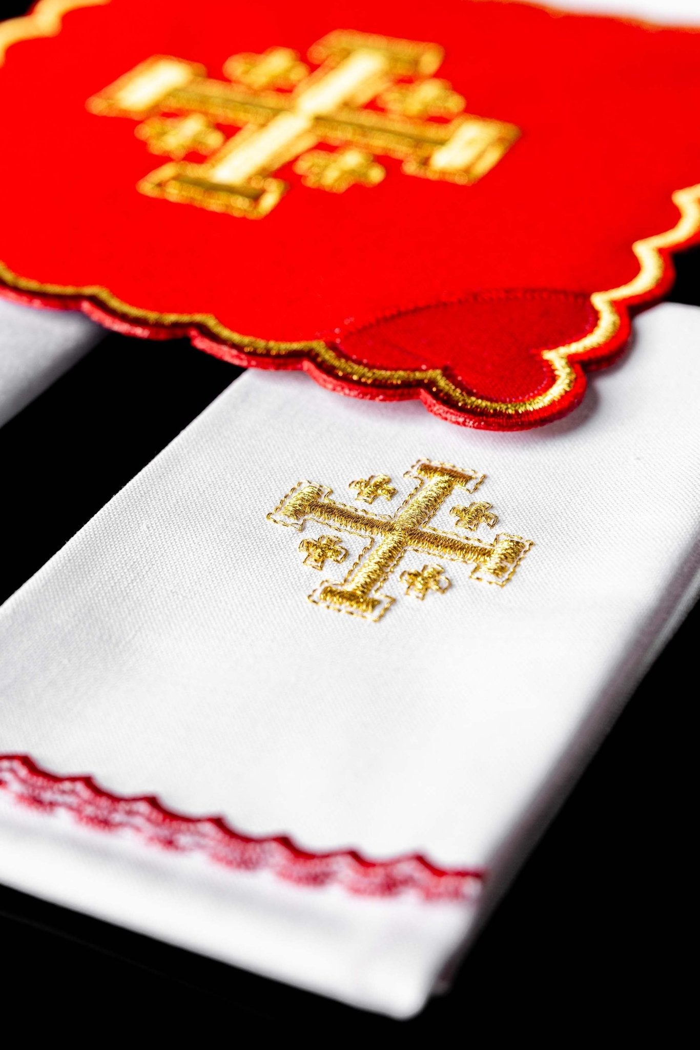 Ensemble de Linge d'autel brodé avec une croix de Jérusalem rouge KK/030/02 - CHASUBLES.FR