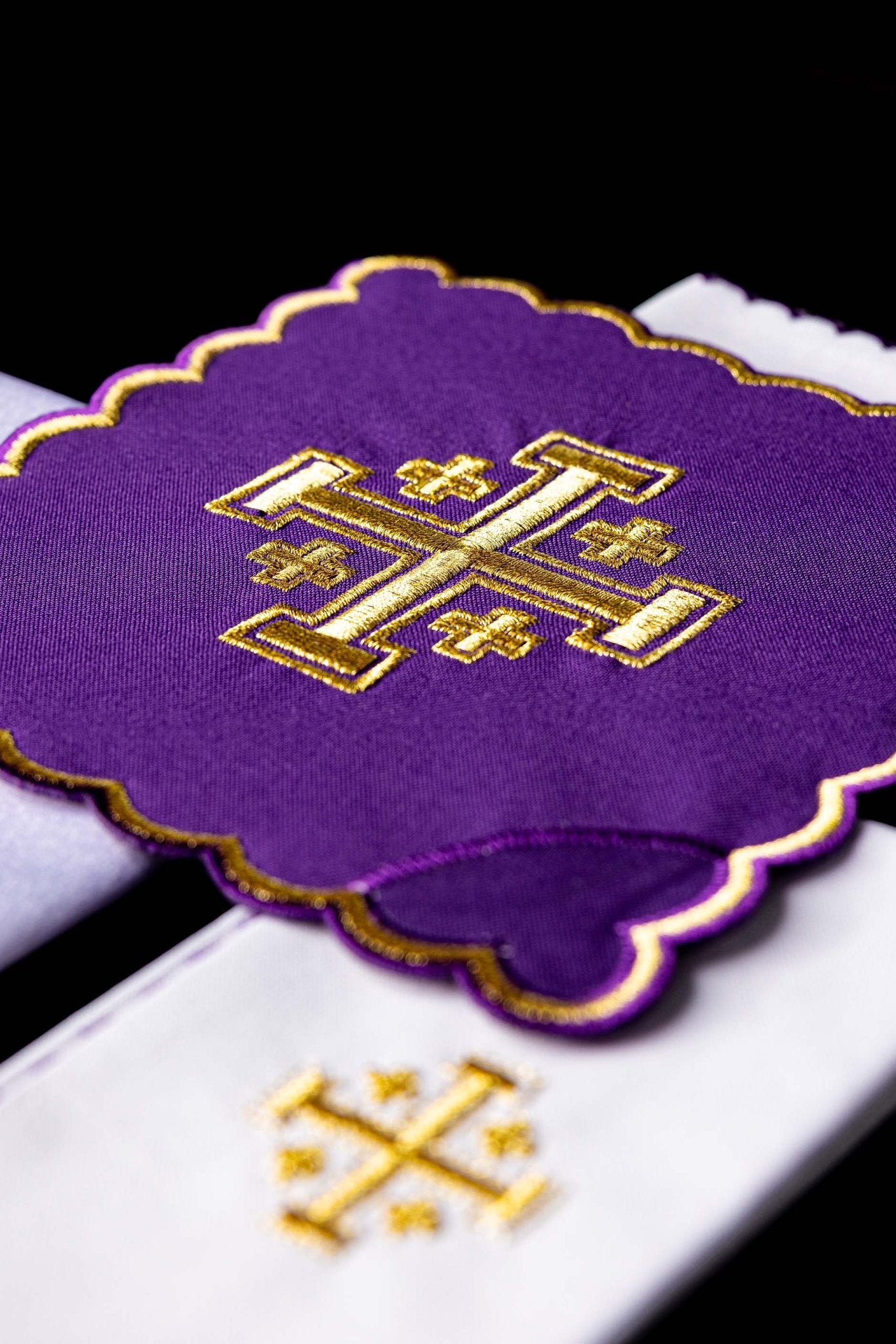 Ensemble de Linge d'autel brodé avec une croix de Jérusalem violet KK/030/03 - CHASUBLES.FR
