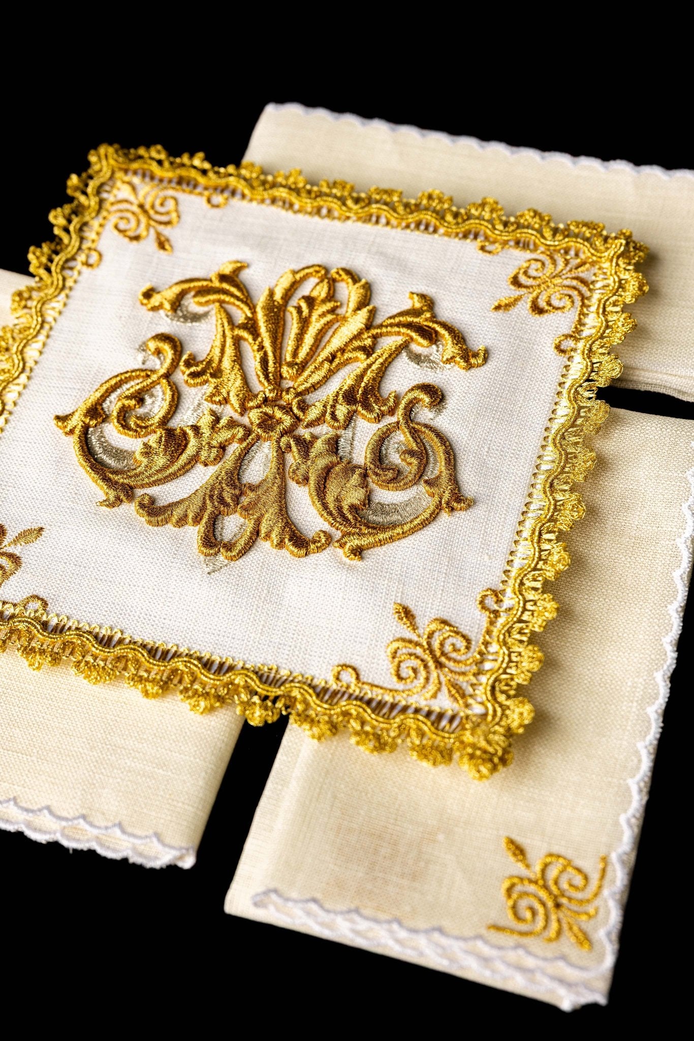 Ensemble de Linge d'autel en lin avec une broderie et des pierres HA/5012 - CHASUBLES.FR