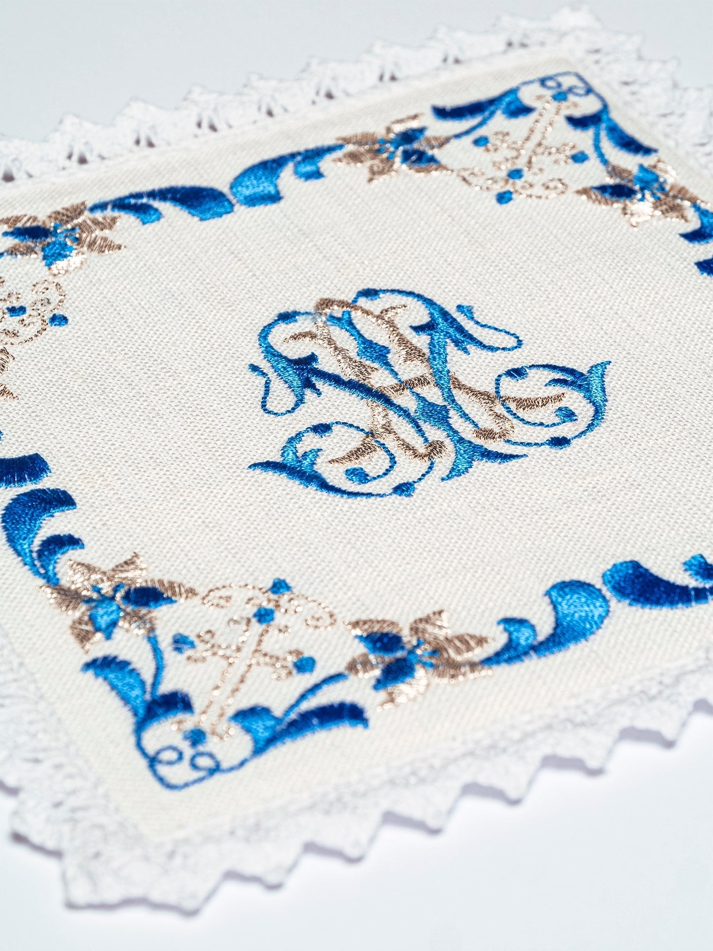 Ensemble de Linge d'autel en lin avec une broderie mariale dorée KKL/092 - CHASUBLES.FR