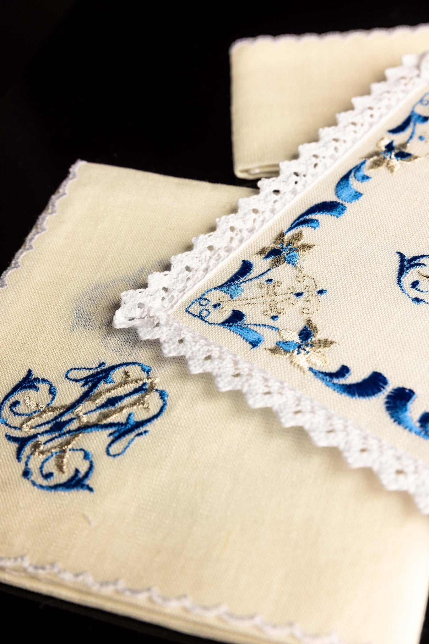 Ensemble de Linge d'autel en lin avec une broderie mariale dorée KKL/092 - CHASUBLES.FR