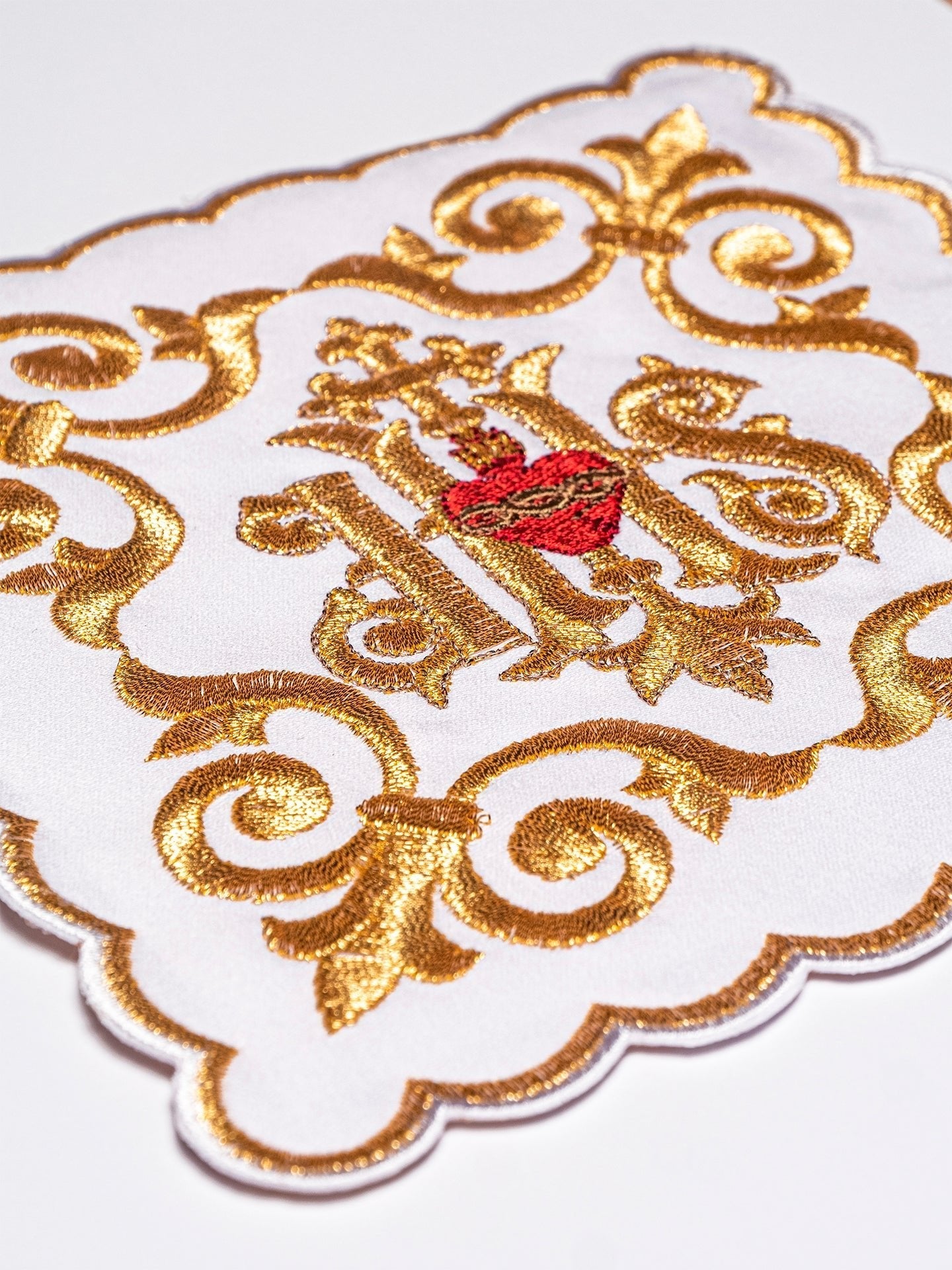 Ensemble de Linge d'autel richement décoré avec une broderie IHS KK/146 - CHASUBLES.FR