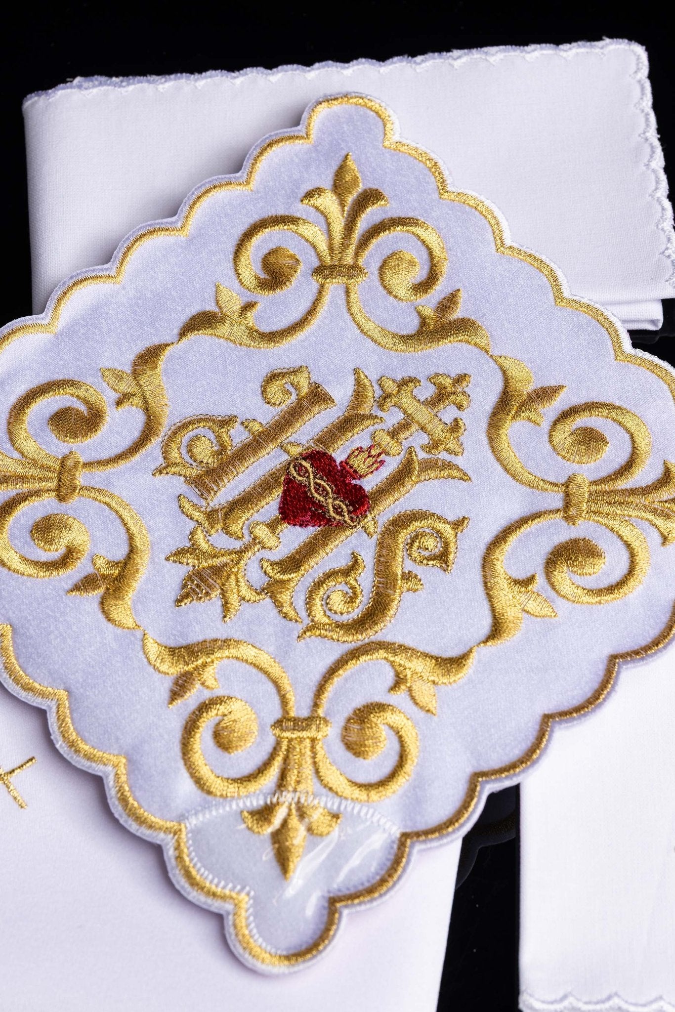 Ensemble de Linge d'autel richement décoré avec une broderie IHS KK/146 - CHASUBLES.FR