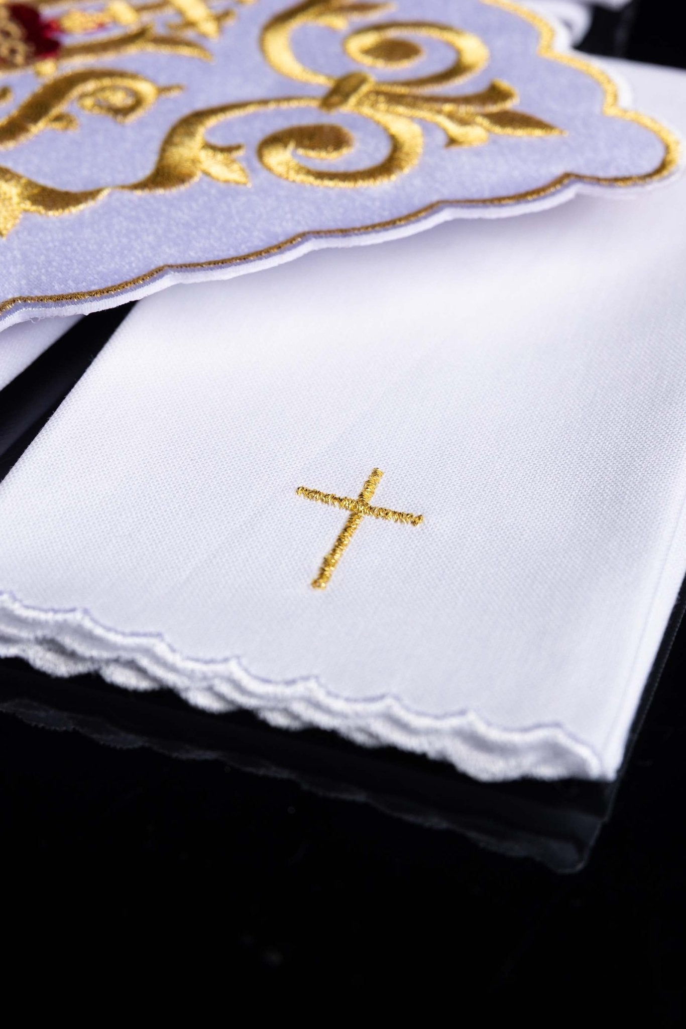 Ensemble de Linge d'autel richement décoré avec une broderie IHS KK/146 - CHASUBLES.FR