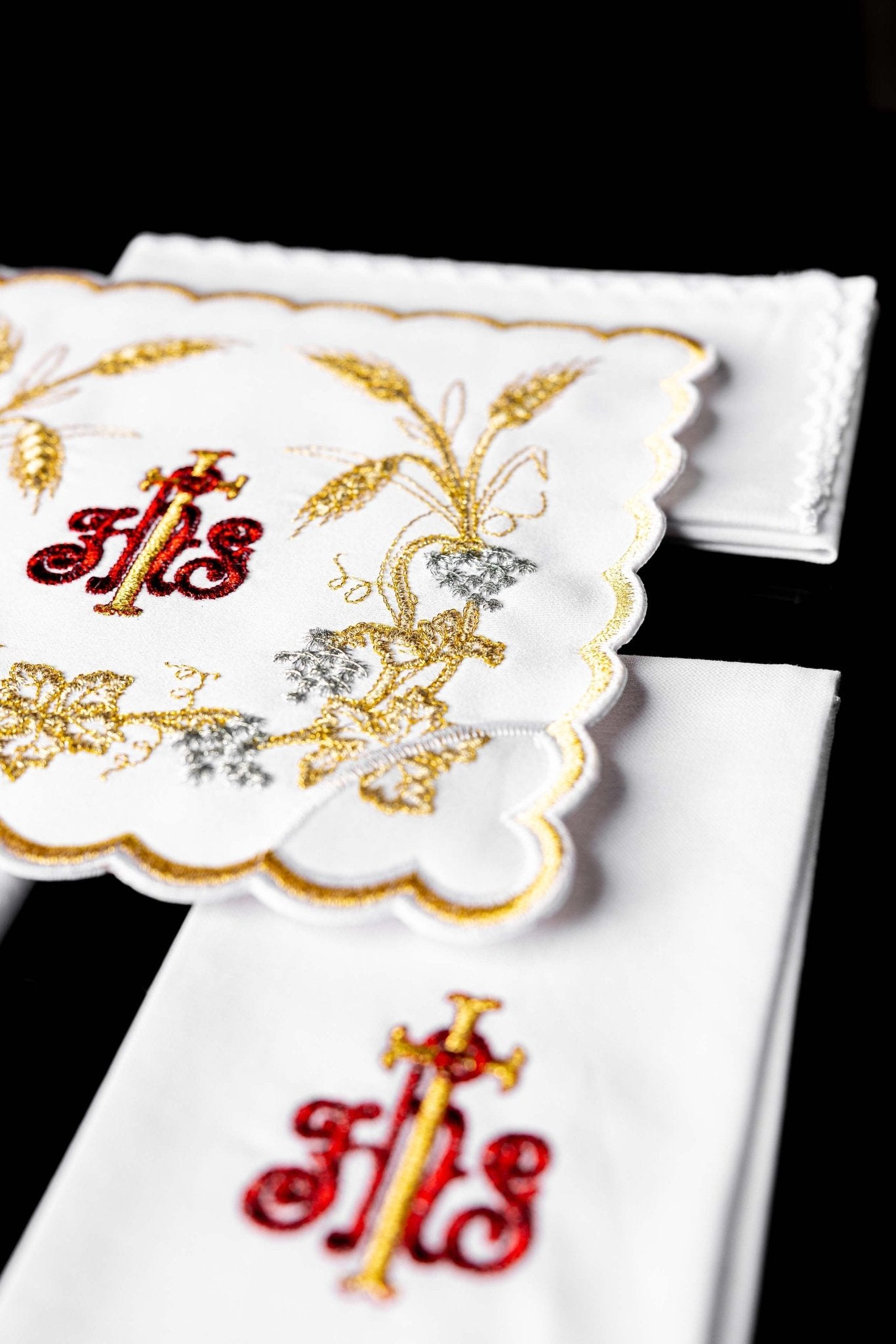 Ensemble de Linge d'autel richement décoré avec une broderie IHS et des épis KK/040 - CHASUBLES.FR