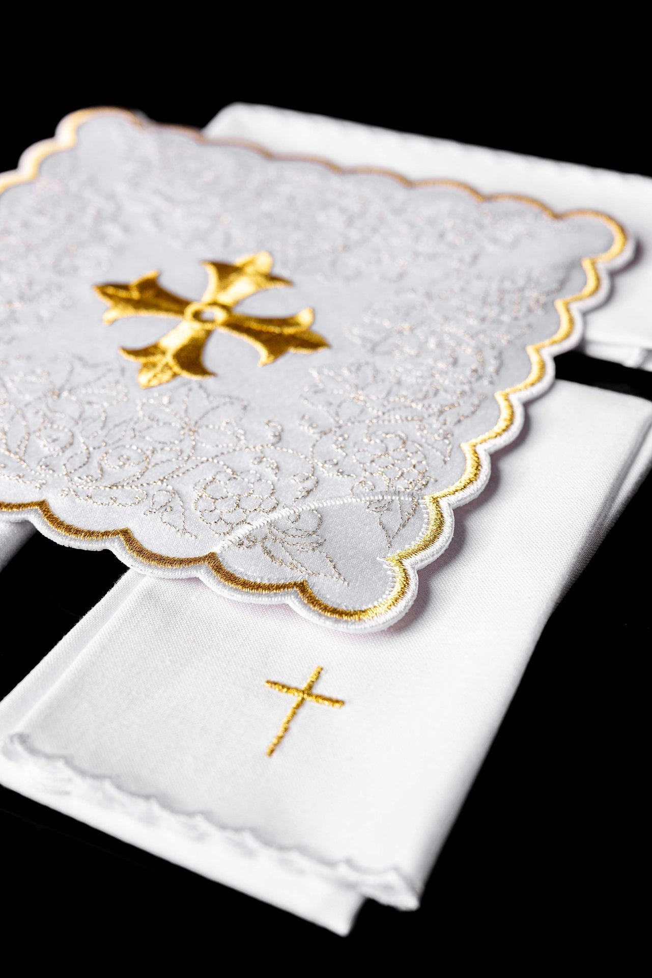 Ensemble de linge de calice brodé avec motif de croix blanc KDT/5028/04 BIAŁY - CHASUBLES.FR