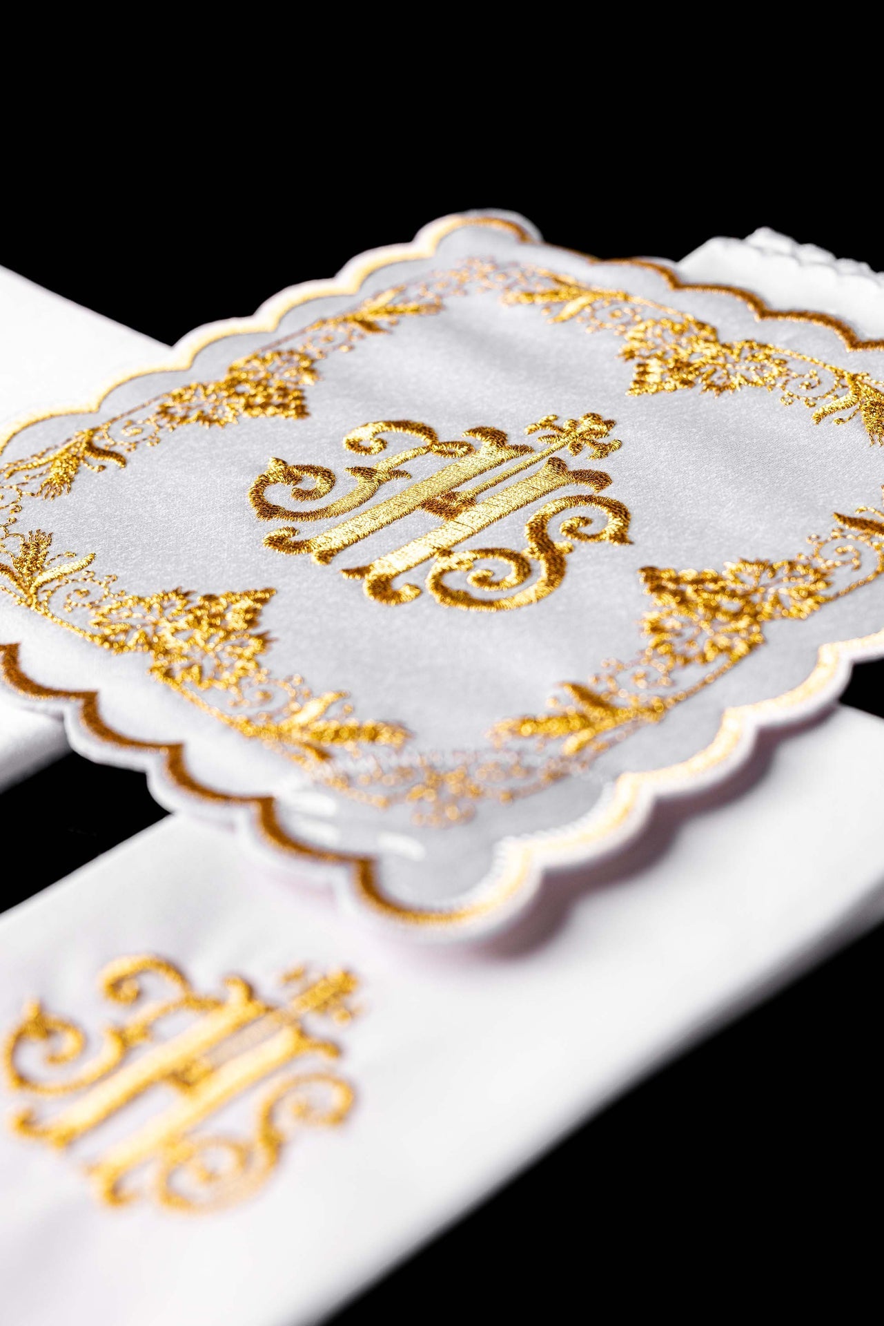 Ensemble de linge de calice brodé avec motif IHS blanc KDT/5025/04 BIAŁY - CHASUBLES.FR