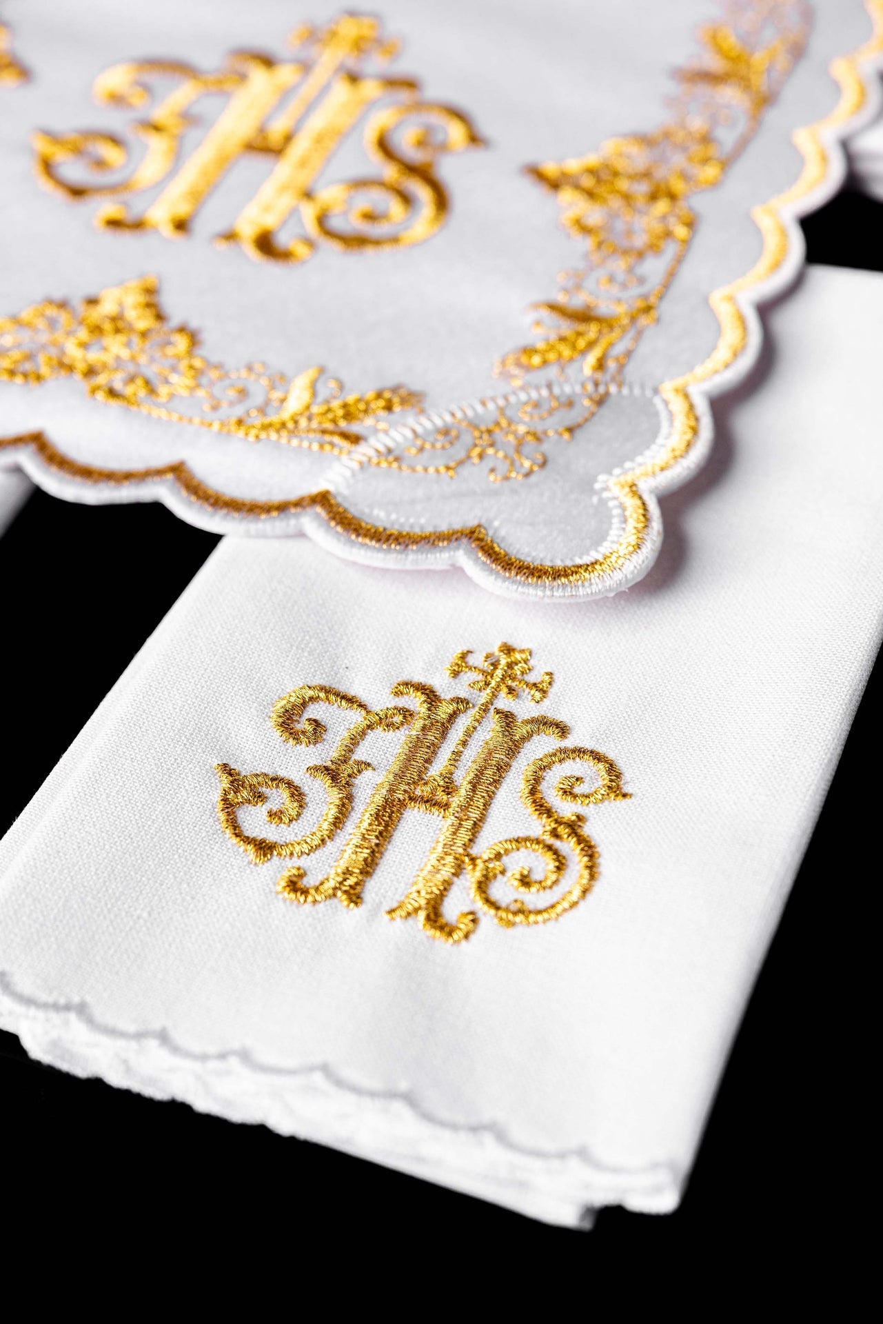 Ensemble de linge de calice brodé avec motif IHS blanc KDT/5025/04 BIAŁY - CHASUBLES.FR