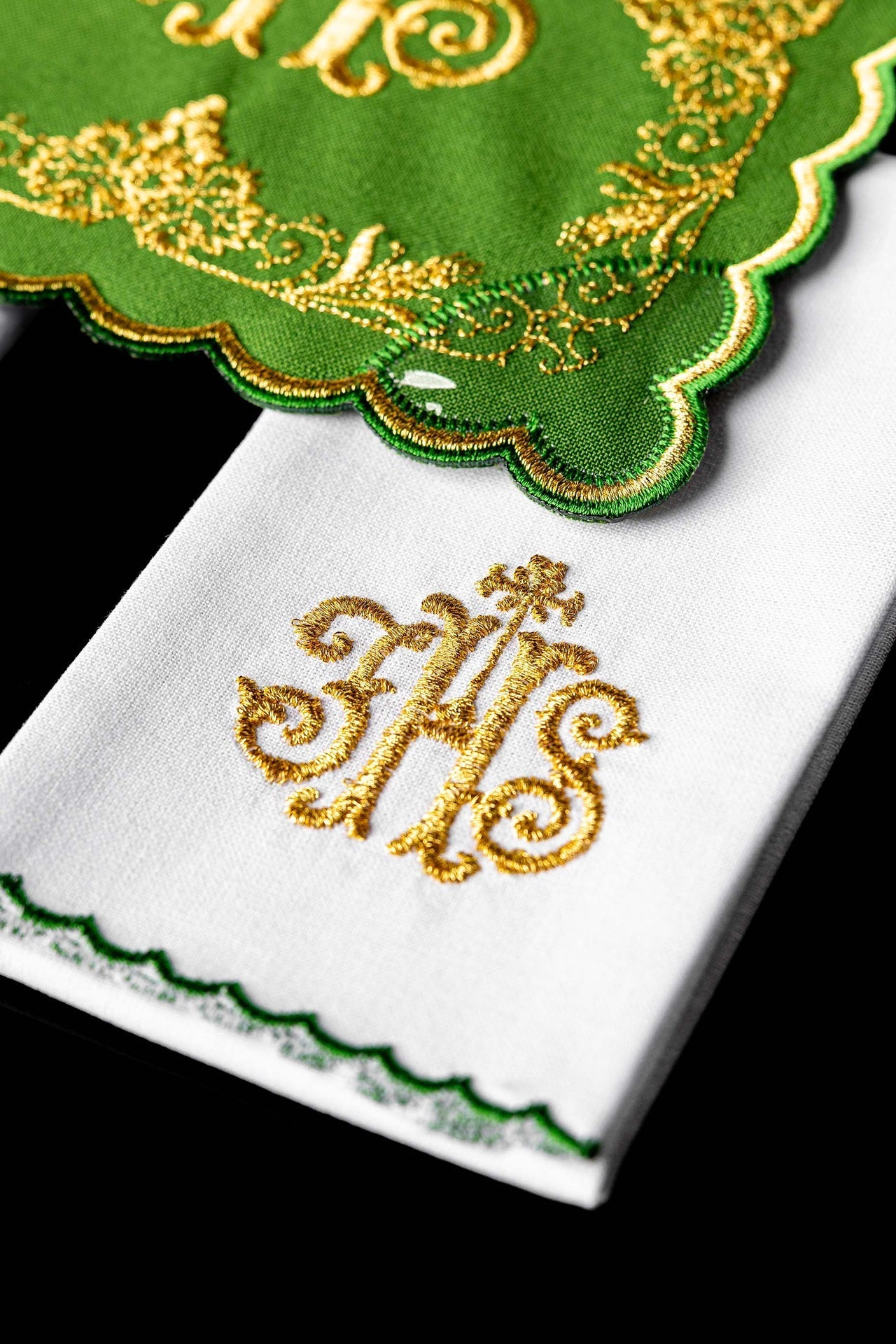 Ensemble de linge de calice brodé avec motif IHS vert KDT/5025/01 ZIELONY - CHASUBLES.FR