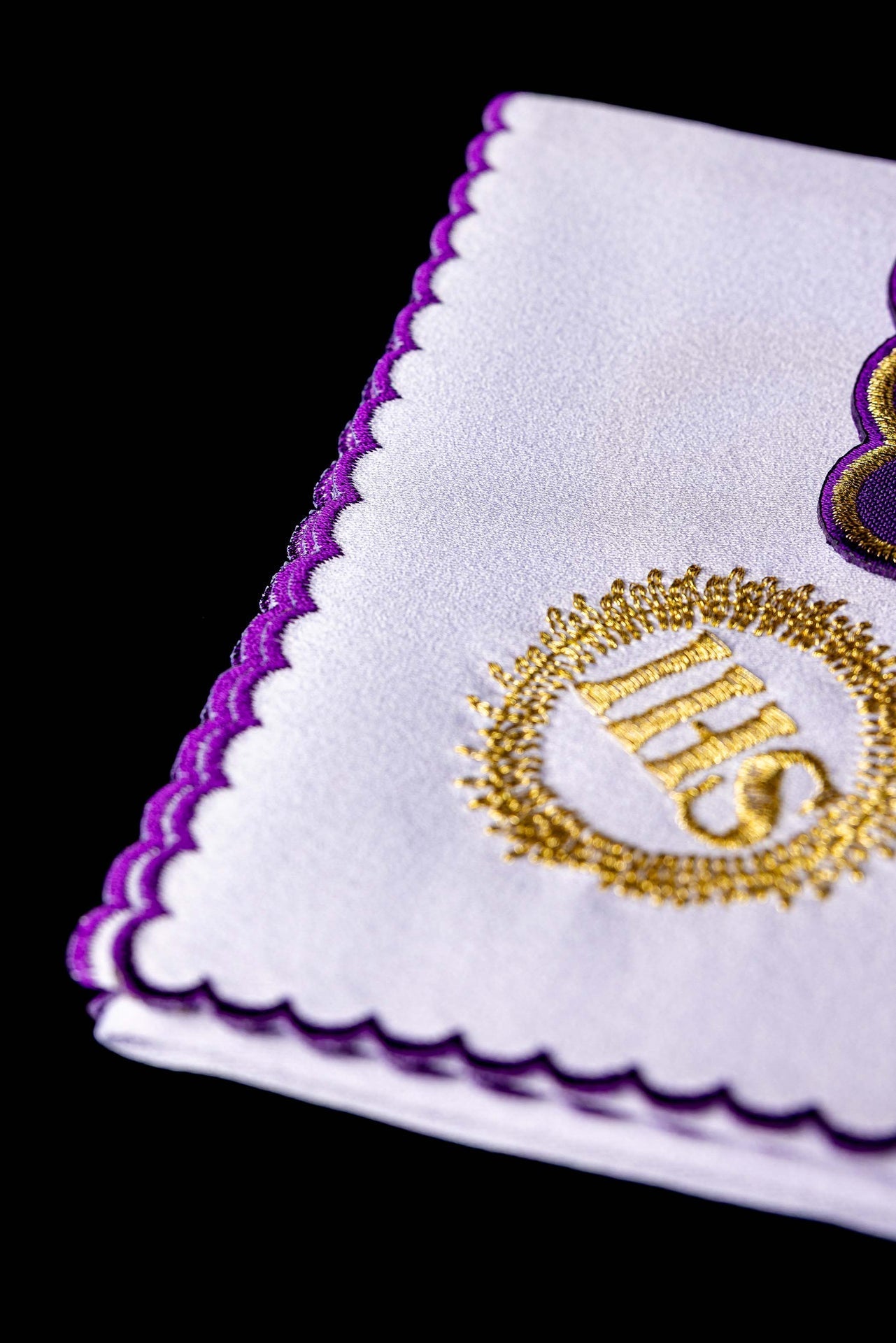 Ensemble de linge de calice brodé avec motif IHS violet KDT/5024/03 FIOLET - CHASUBLES.FR
