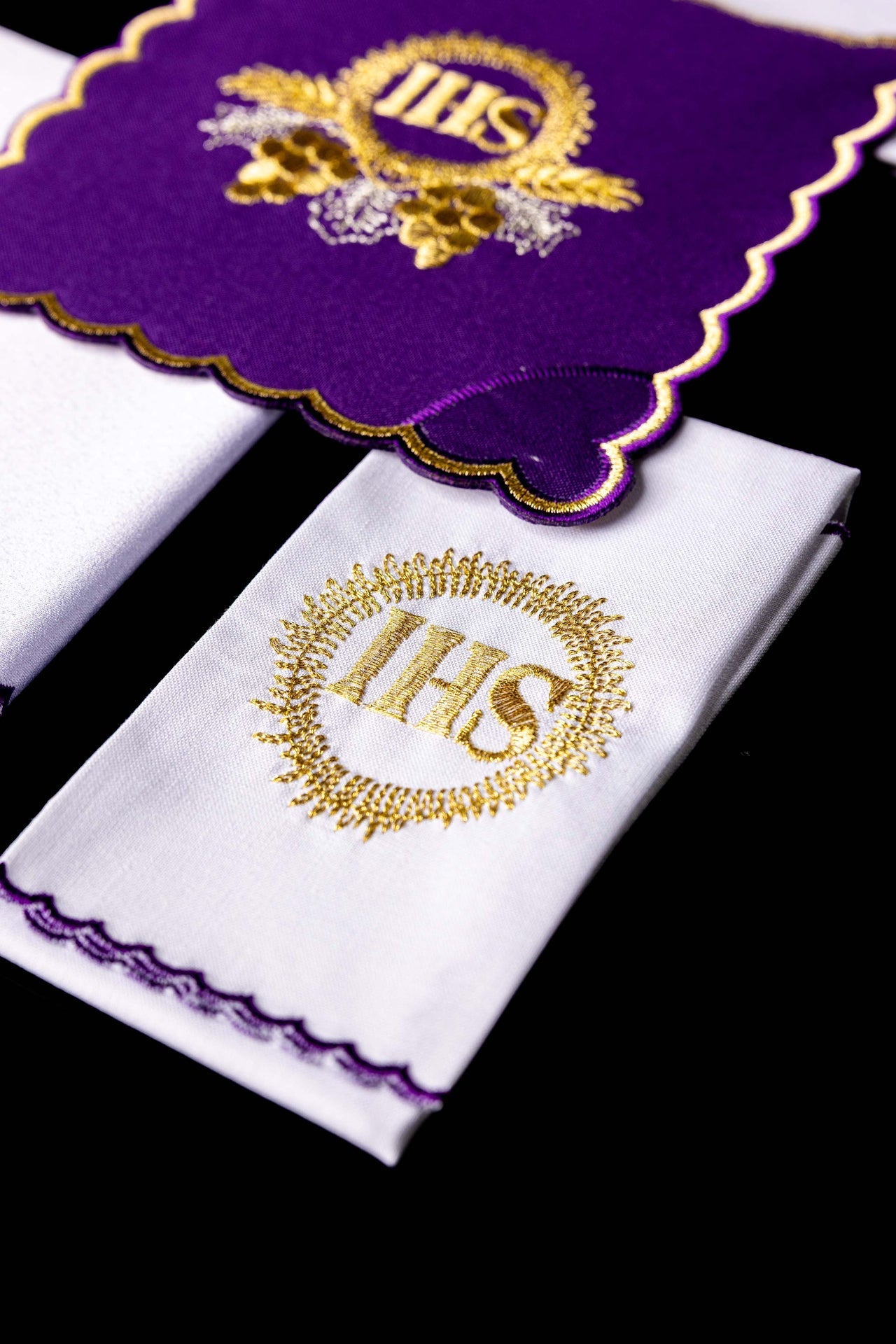 Ensemble de linge de calice brodé avec motif IHS violet KDT/5024/03 FIOLET - CHASUBLES.FR