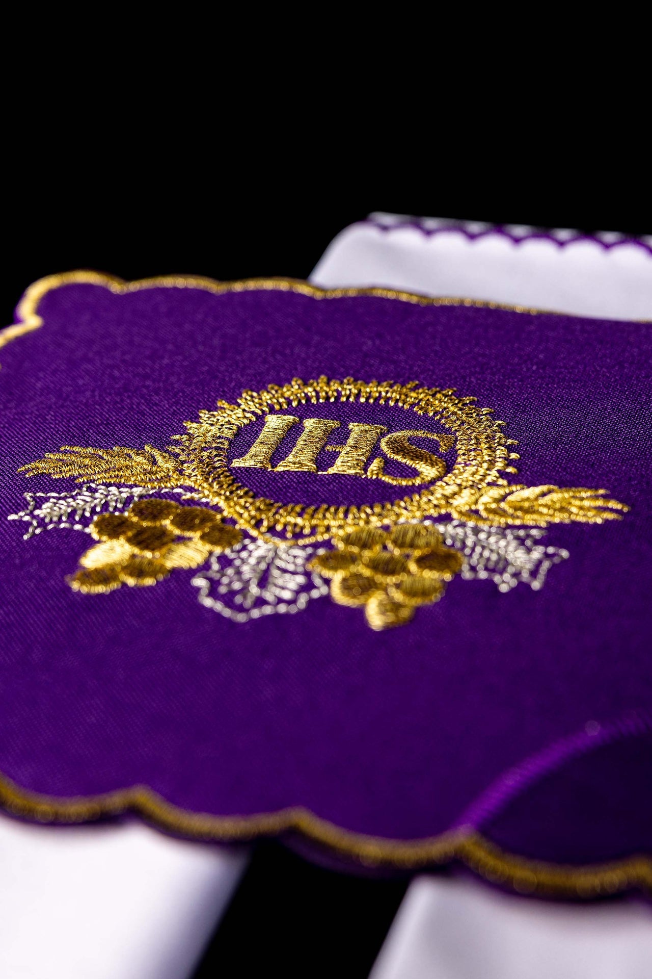 Ensemble de linge de calice brodé avec motif IHS violet KDT/5024/03 FIOLET - CHASUBLES.FR