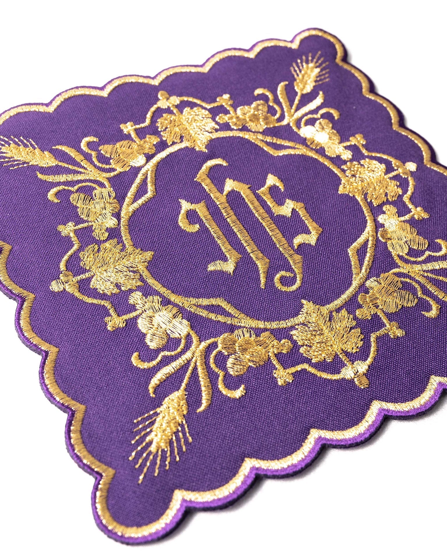 Ensemble de linges d’autel brodé avec motif IHS violet KDT/5027/03 FIOLET - CHASUBLES.FR