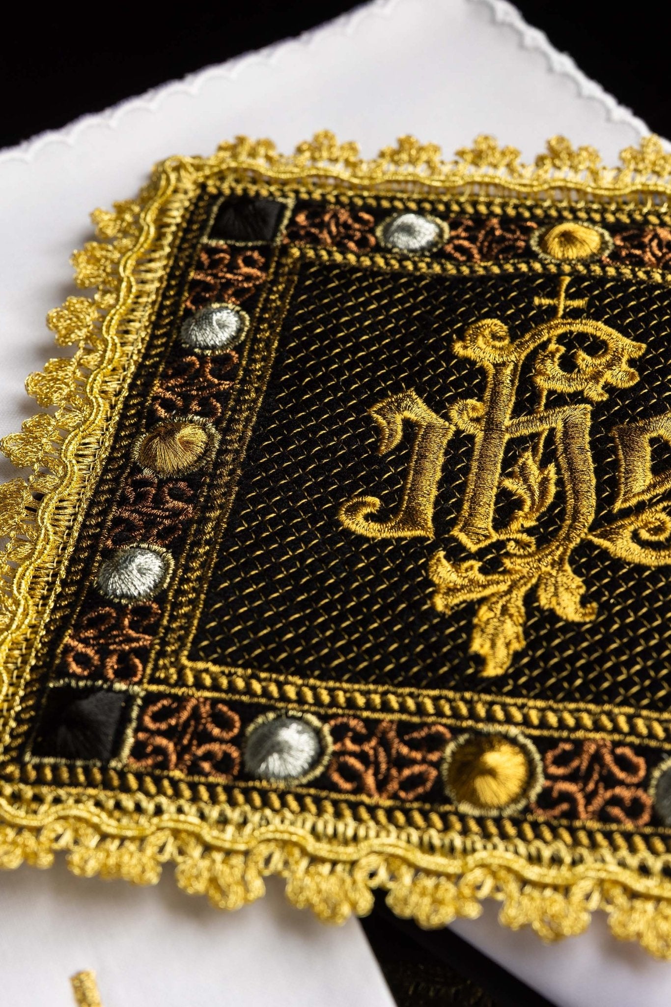 Ensemble de linges d’autel en velours noir avec symbole IHS brodé S-5567-C6 - CHASUBLES.FR