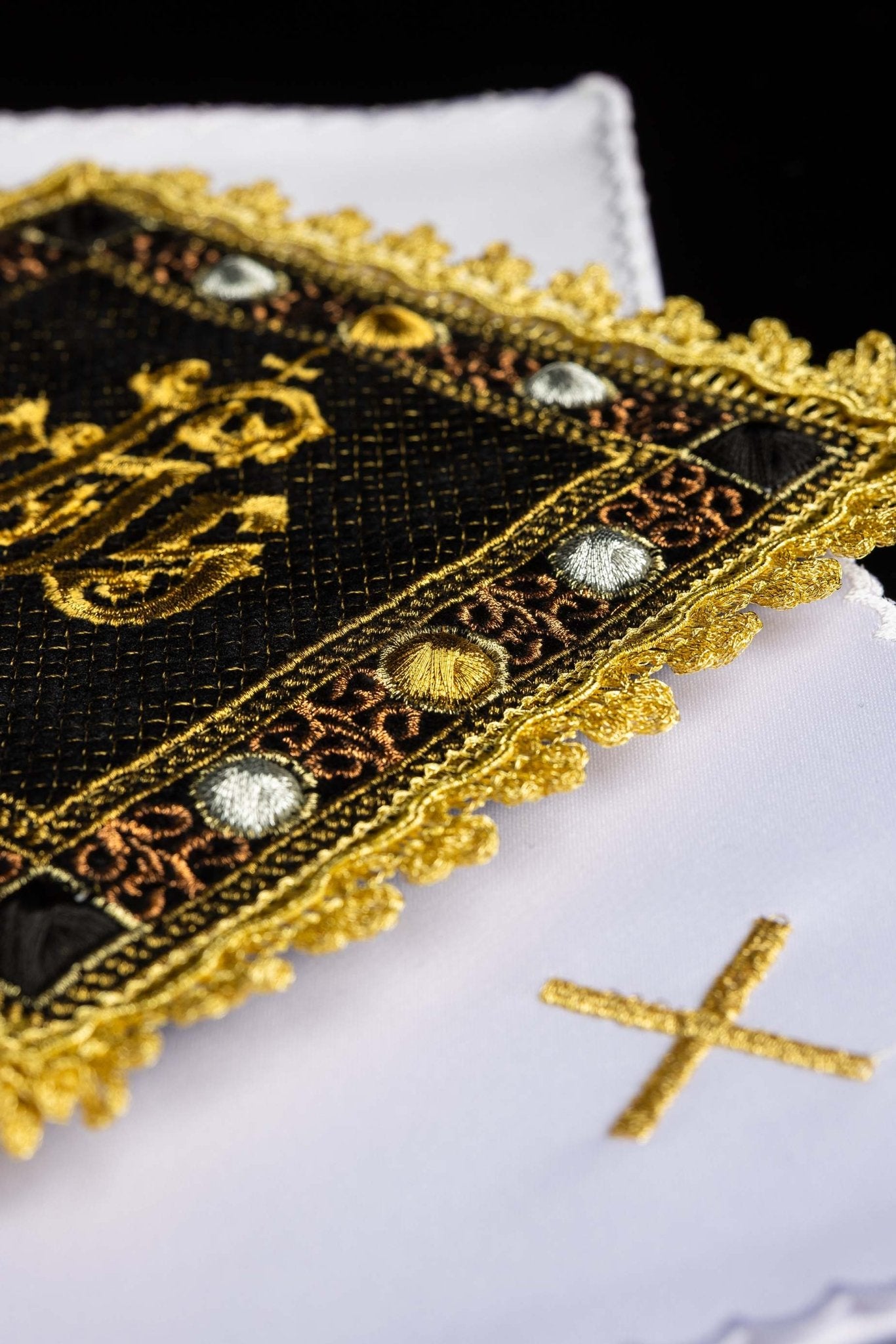 Ensemble de linges d’autel en velours noir avec symbole IHS brodé S-5567-C6 - CHASUBLES.FR