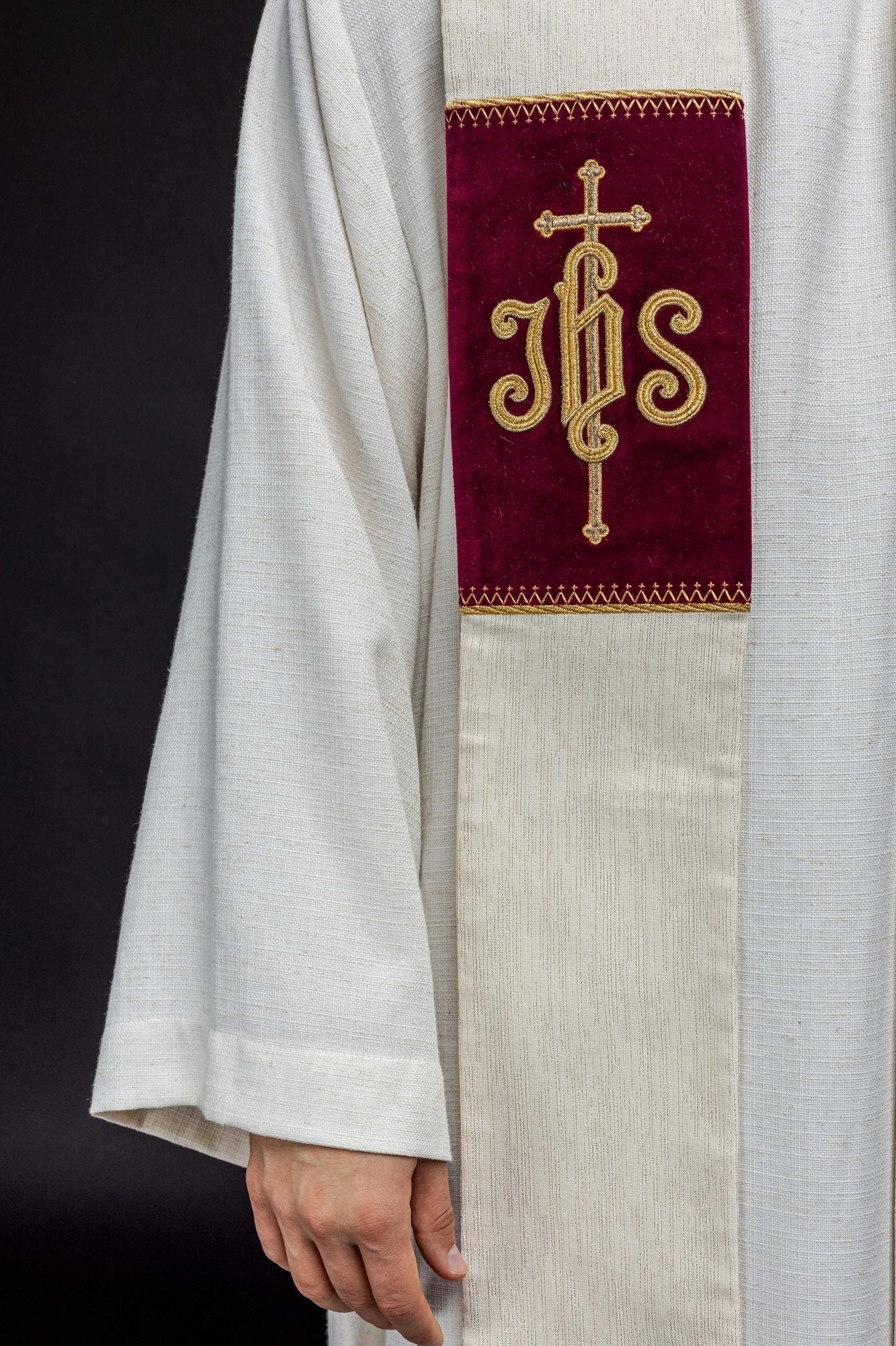 Étole avec l'agneau de Dieu et le symbole JHS brodés KST/089/05/42 - CHASUBLES.FR