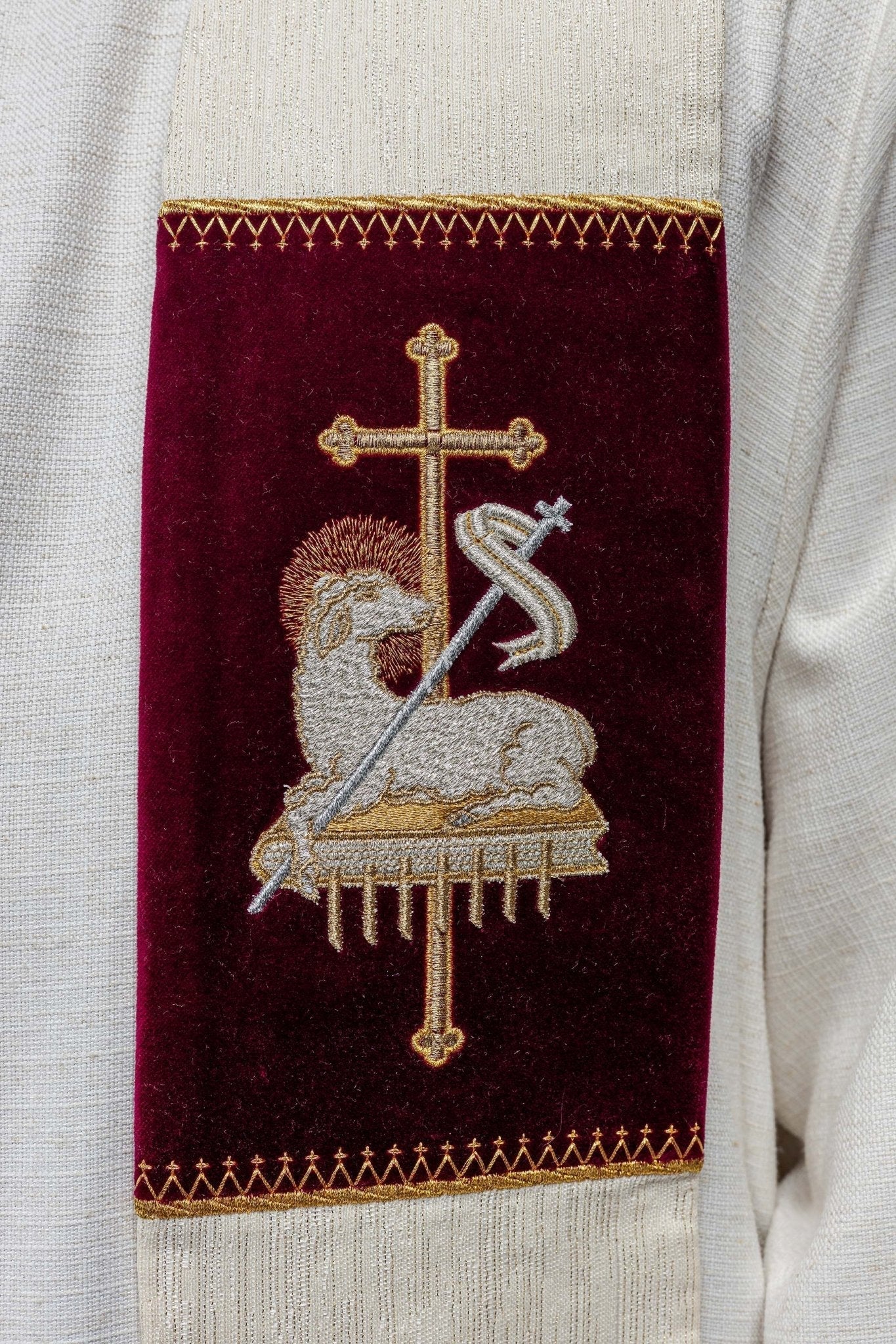 Étole avec l'agneau de Dieu et le symbole JHS brodés KST/089/05/42 - CHASUBLES.FR