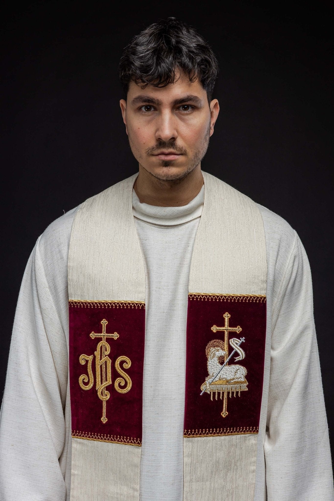 Étole avec l'agneau de Dieu et le symbole JHS brodés KST/089/05/42 - CHASUBLES.FR