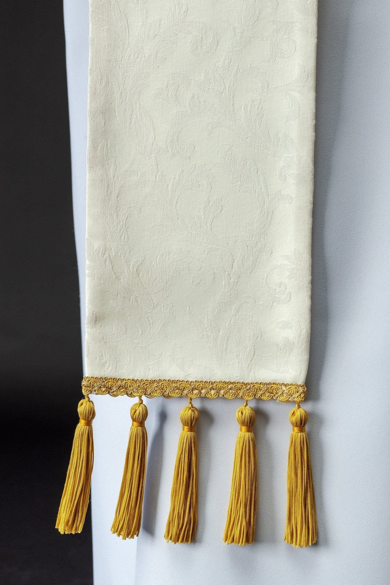 Étole avec l'Agneau Pascal, cousue sur un tissu décoratif. S - 2072 - 05 - 88 - CHASUBLES.FR