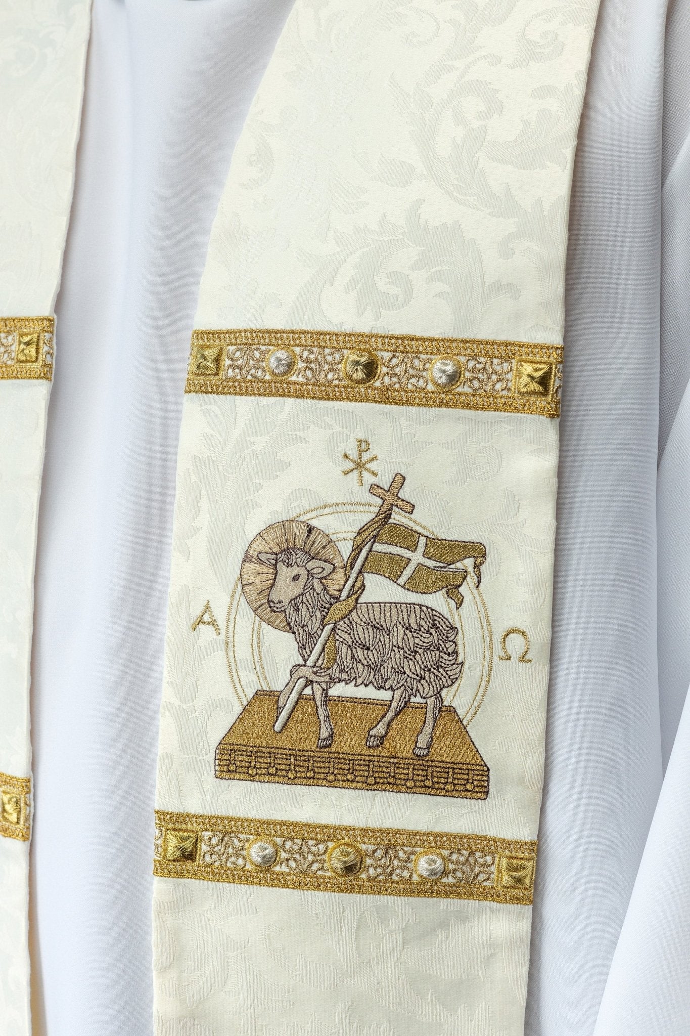 Étole avec l'Agneau Pascal, cousue sur un tissu décoratif. S - 2072 - 05 - 88 - CHASUBLES.FR