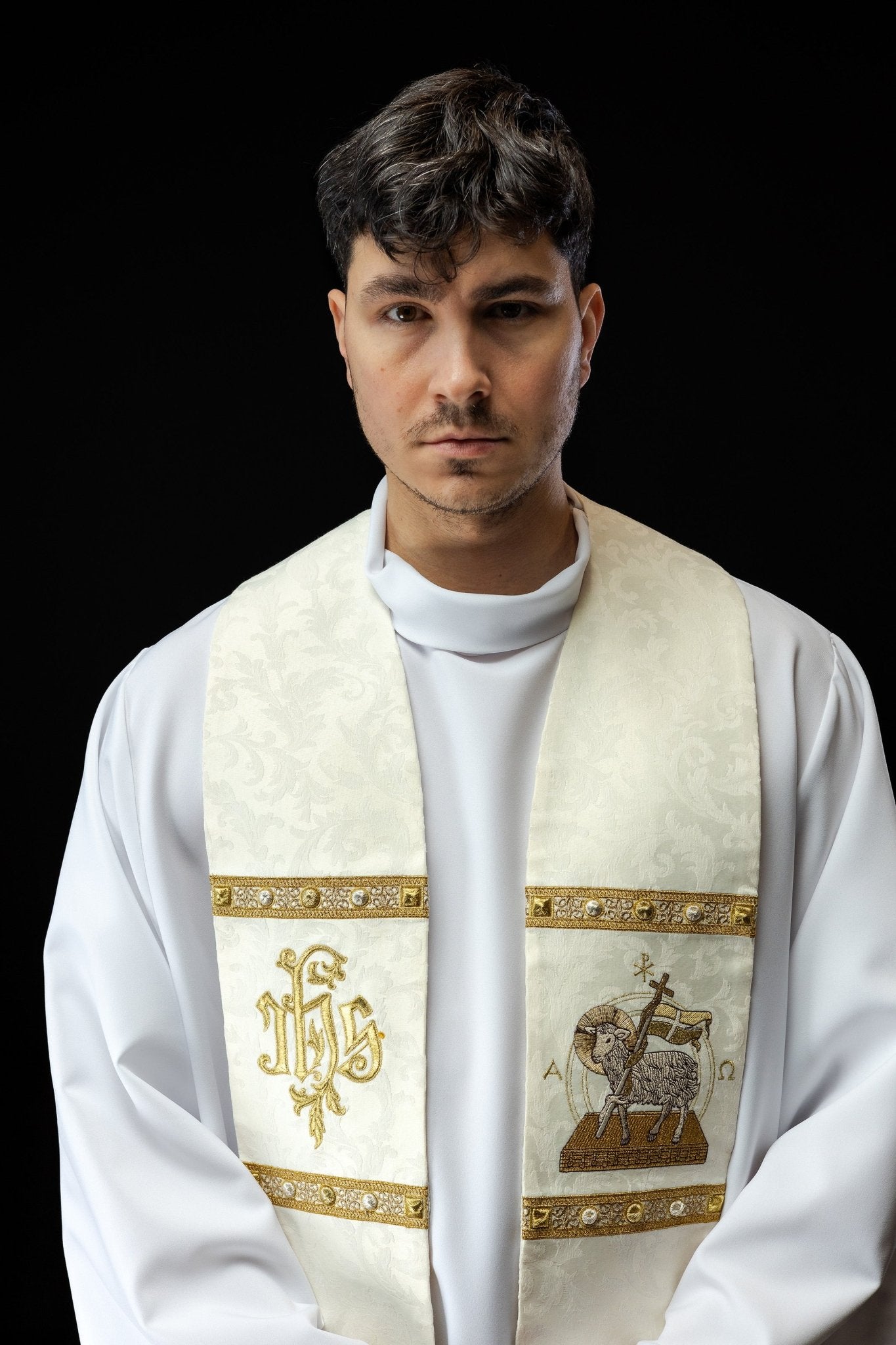 Étole avec l'Agneau Pascal, cousue sur un tissu décoratif. S - 2072 - 05 - 88 - CHASUBLES.FR