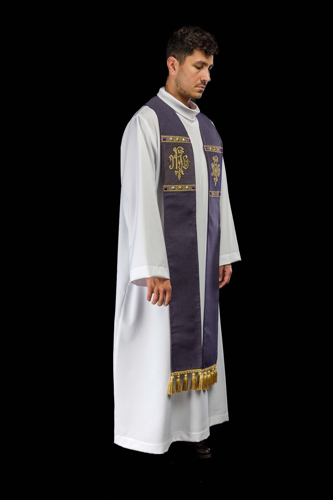 Étole brodée avec le motif IHS de couleur violette S-2067-03-70 - CHASUBLES.FR