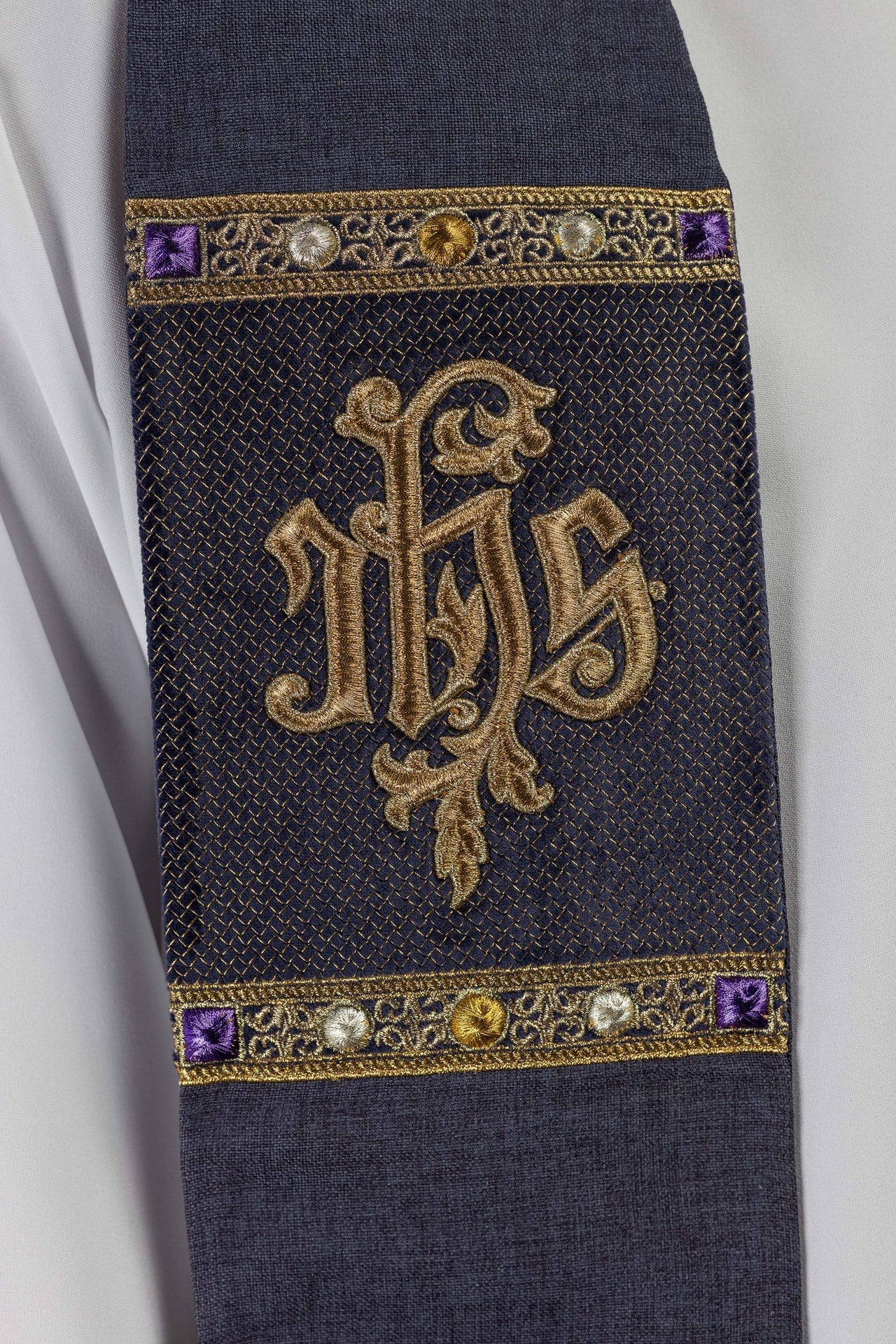 Étole brodée avec le motif IHS de couleur violette S-2067-03-70 - CHASUBLES.FR