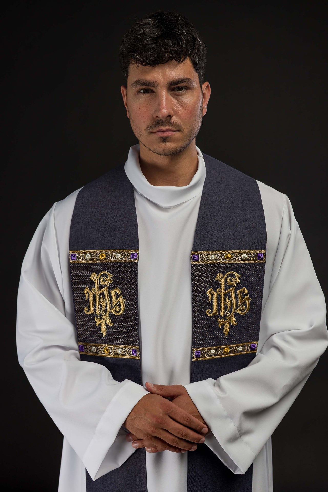 Étole brodée avec le motif IHS de couleur violette S-2067-03-70 - CHASUBLES.FR