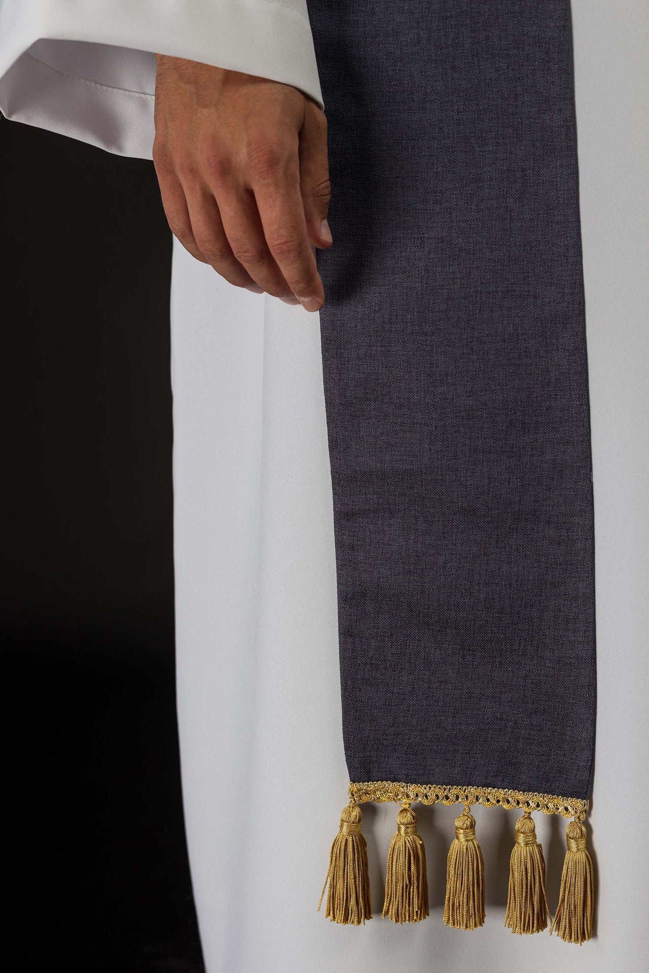 Étole brodée avec le motif IHS de couleur violette S-2067-03-70 - CHASUBLES.FR