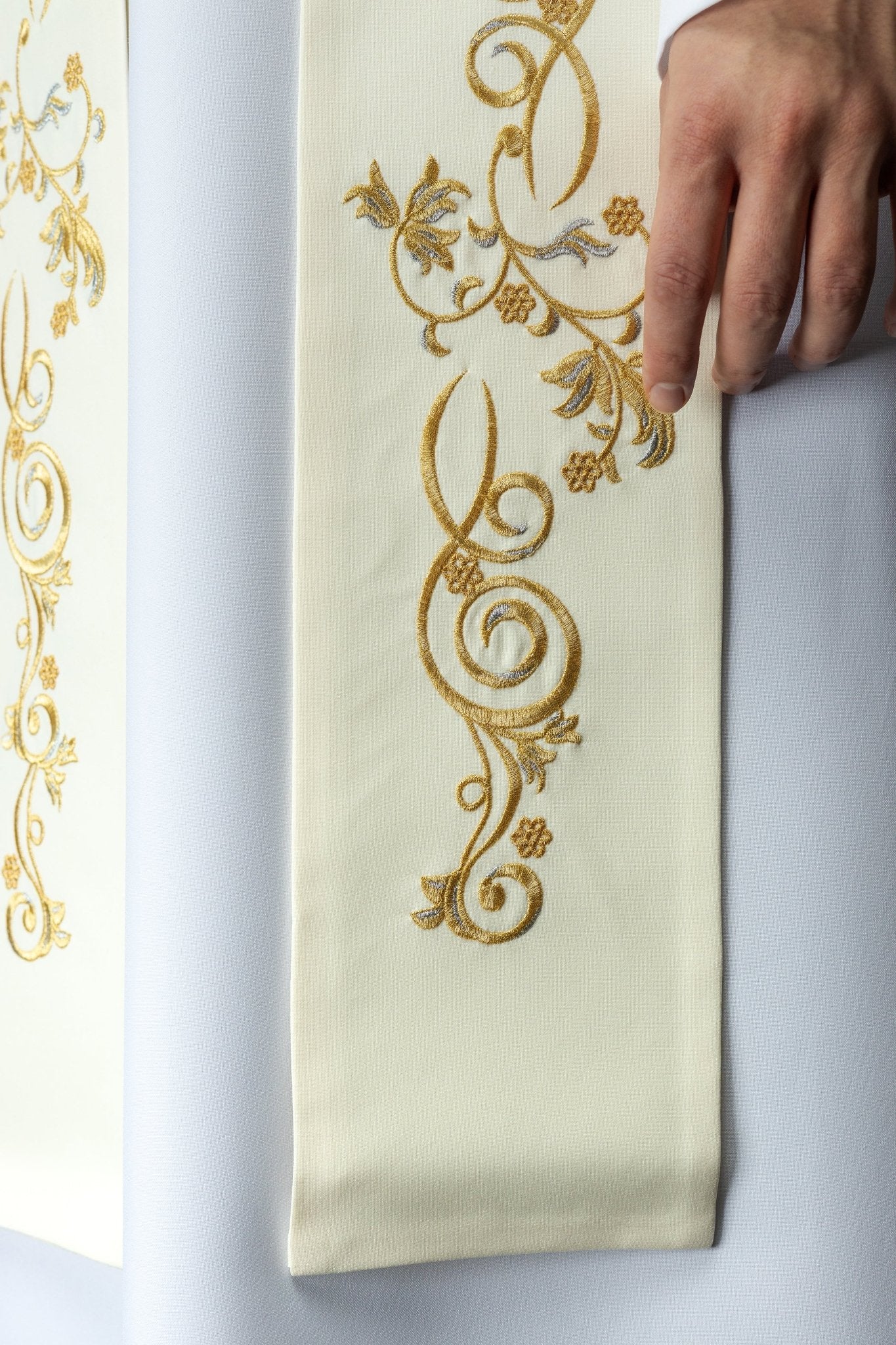 Étole brodée avec l'image de la Sainte Famille pour Noël KZS/550/05/01 ECRU - CHASUBLES.FR