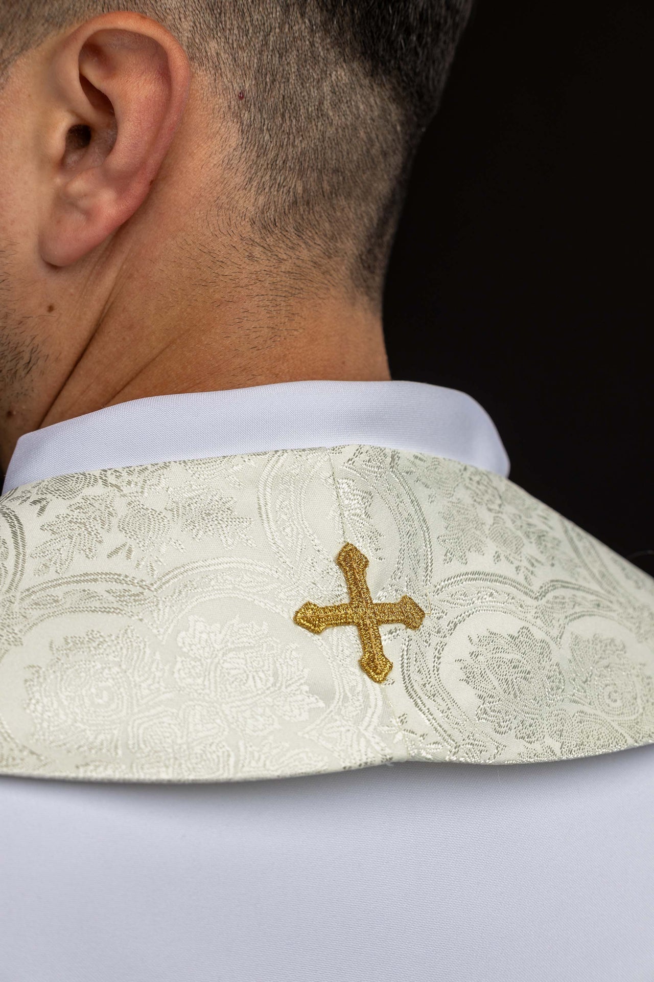 Étole brodée avec motif de croix écrue en tissu jacquard KST/638/05/11 - CHASUBLES.FR