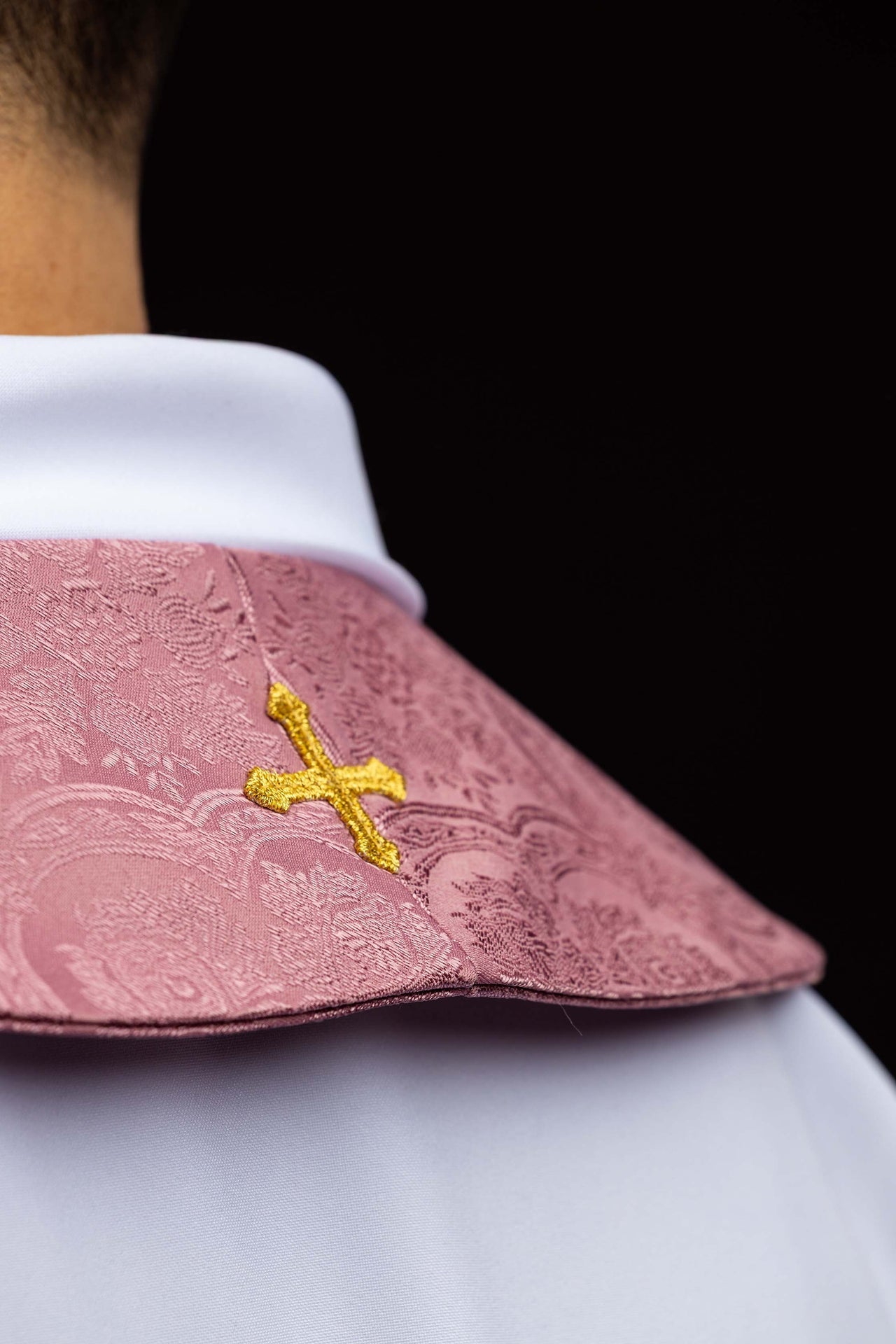 Étole brodée avec motif de Croix en tissu jacquard rose KST/639/08/11 - CHASUBLES.FR