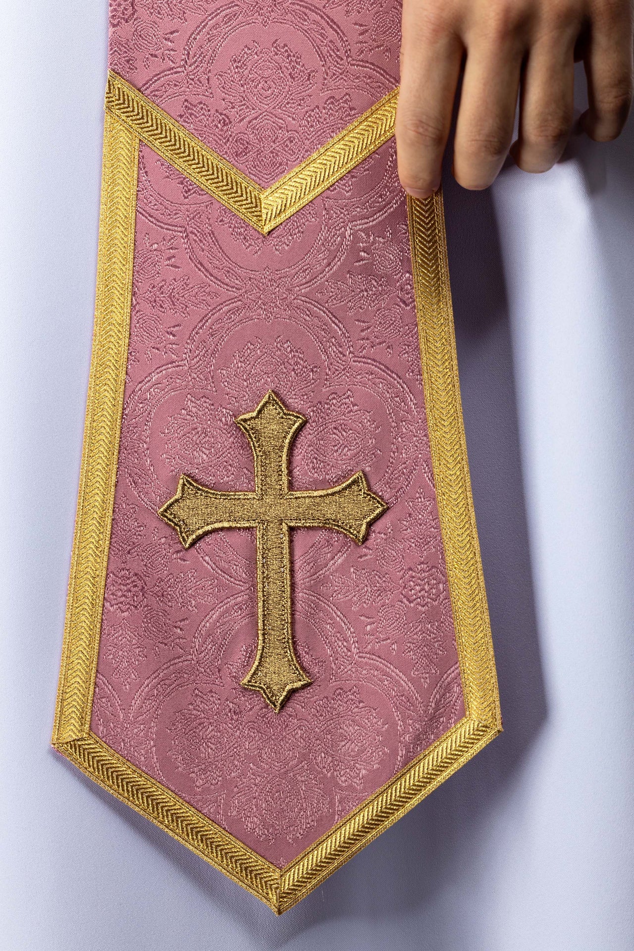 Étole brodée avec motif de Croix en tissu jacquard rose KST/639/08/11 - CHASUBLES.FR