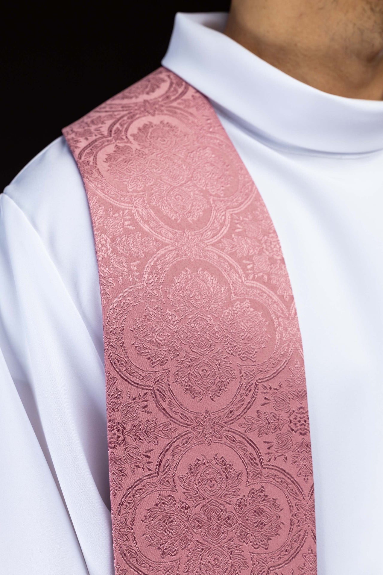 Étole brodée avec motif de Croix en tissu jacquard rose KST/639/08/11 - CHASUBLES.FR