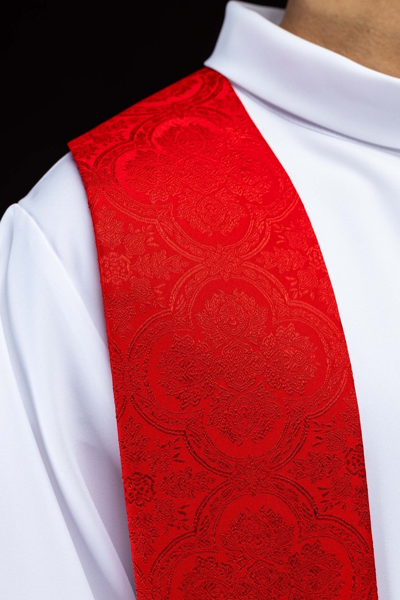 Étole brodée avec motif de Croix en tissu jacquard rouge KST/639/02/11 - CHASUBLES.FR