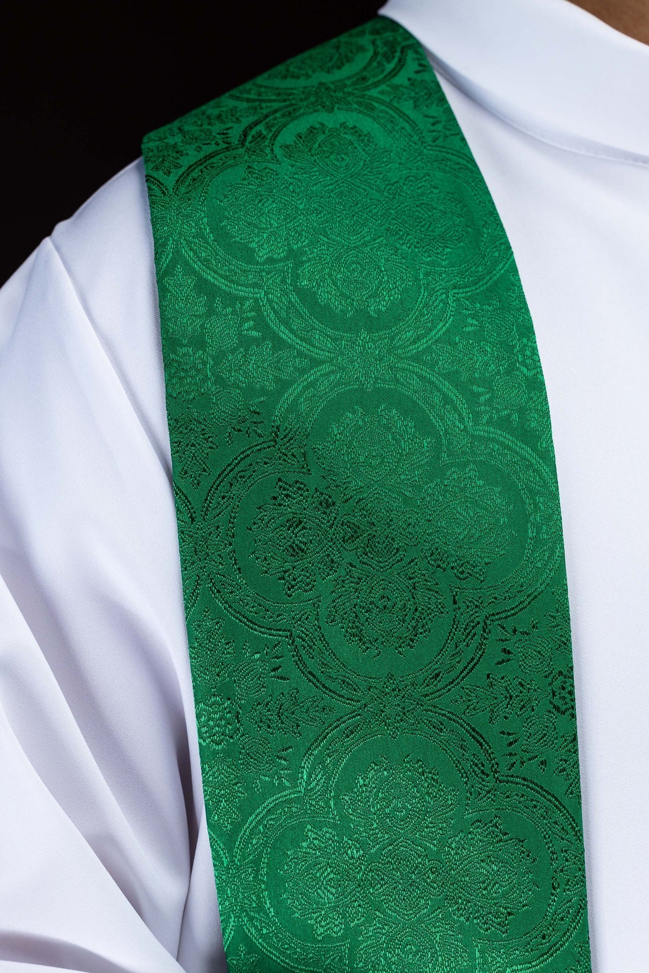 Étole brodée avec motif de Croix en tissu jacquard vert KST/639/01/11 - CHASUBLES.FR