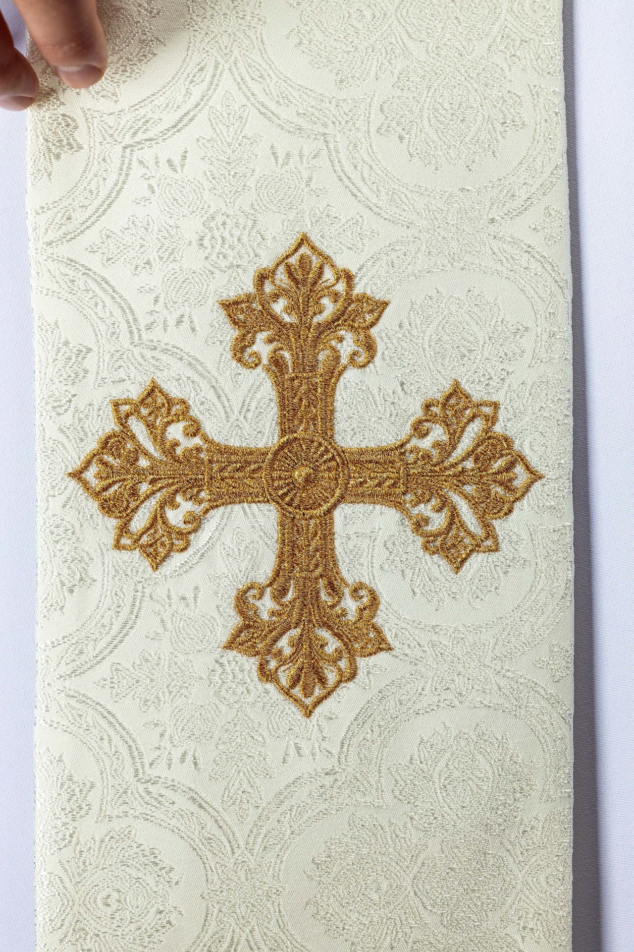 Étole brodée avec motif de croix tissu jacquard écru KST/967/05/11 - CHASUBLES.FR