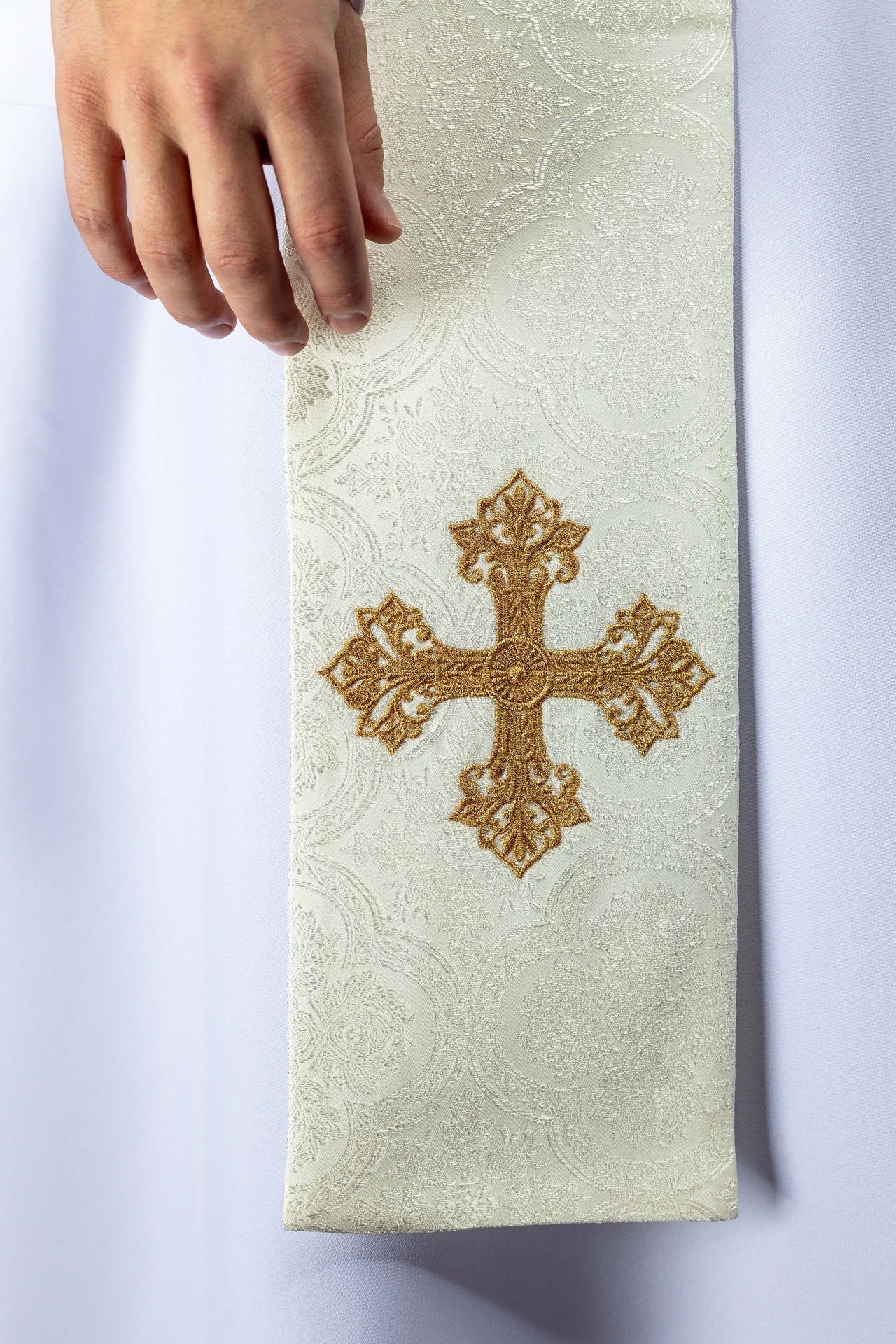 Étole brodée avec motif de croix tissu jacquard écru KST/967/05/11 - CHASUBLES.FR