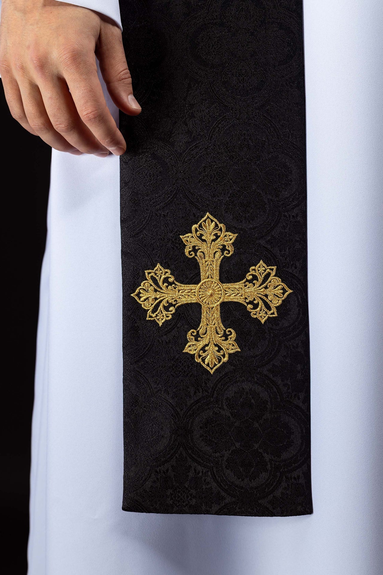Étole brodée avec motif de croix tissu jacquard noir KST/967/07/11 - CHASUBLES.FR
