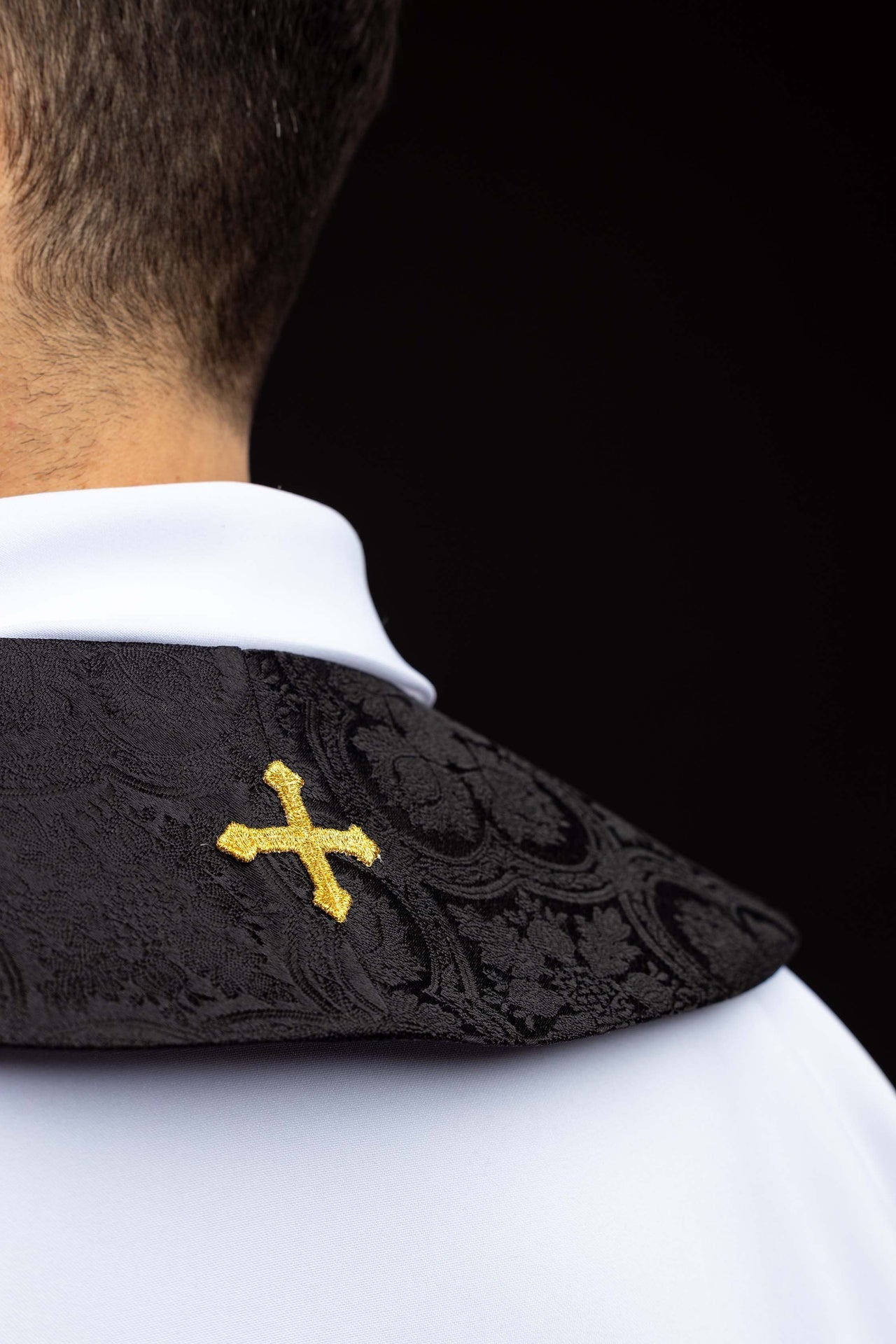 Étole brodée avec motif de croix tissu jacquard noir KST/967/07/11 - CHASUBLES.FR