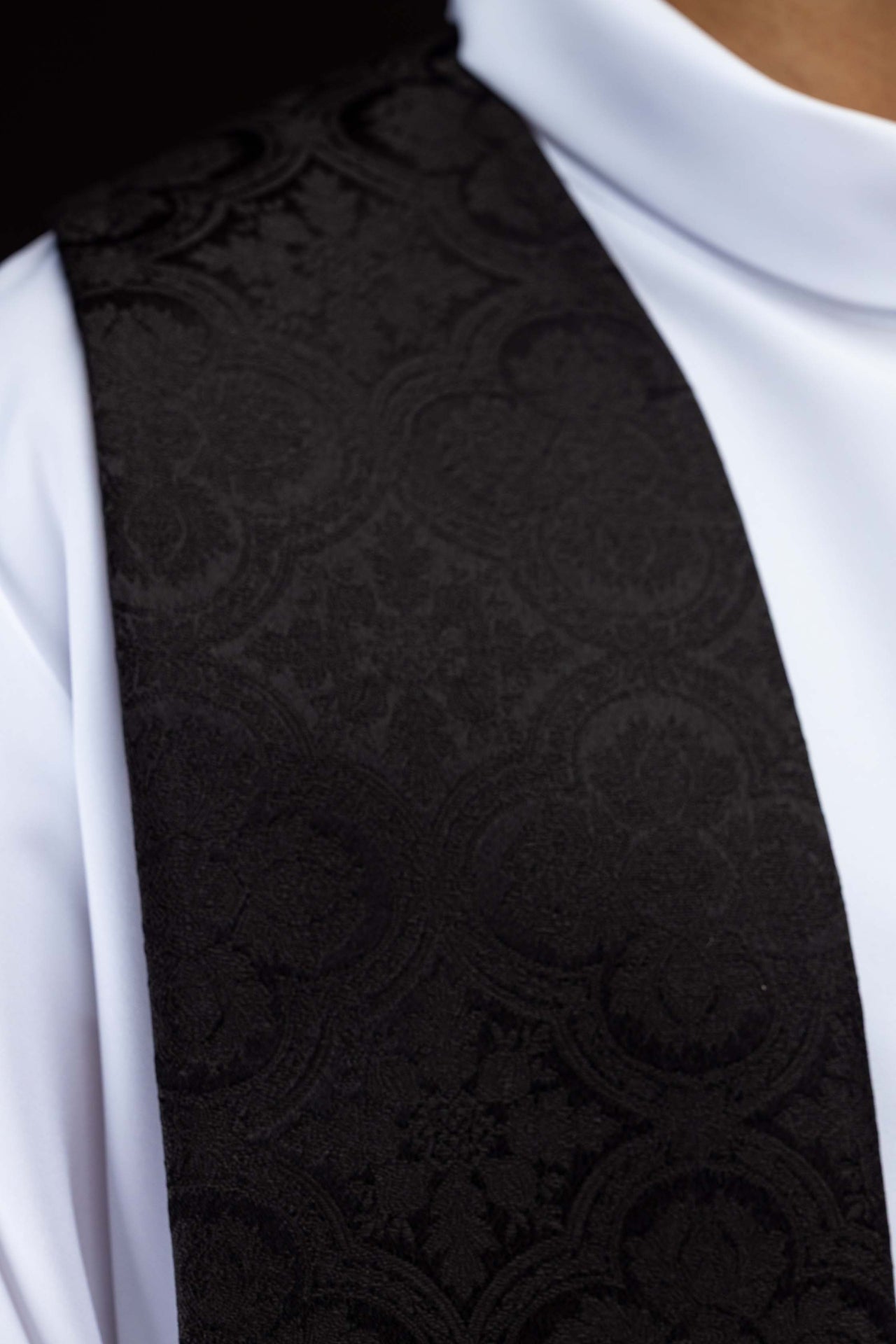 Étole brodée avec motif de croix tissu jacquard noir KST/967/07/11 - CHASUBLES.FR