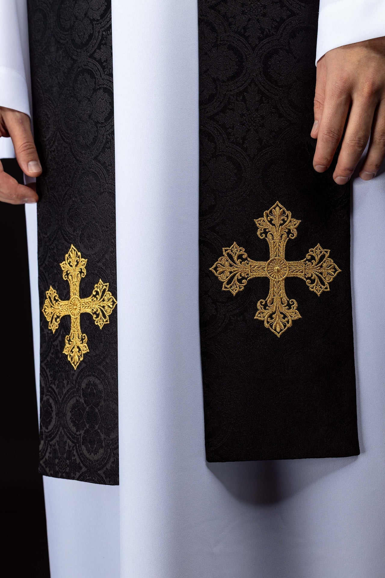 Étole brodée avec motif de croix tissu jacquard noir KST/967/07/11 - CHASUBLES.FR